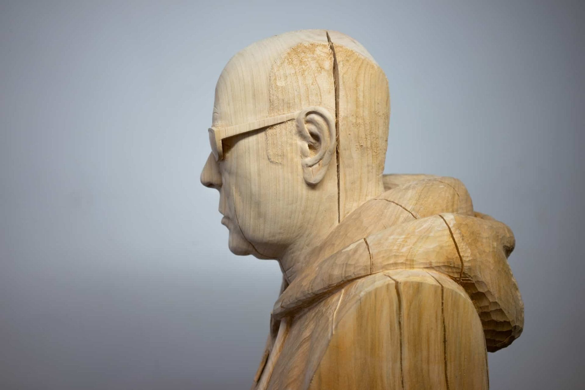 Houten sculptuur van Boris Paval Conen