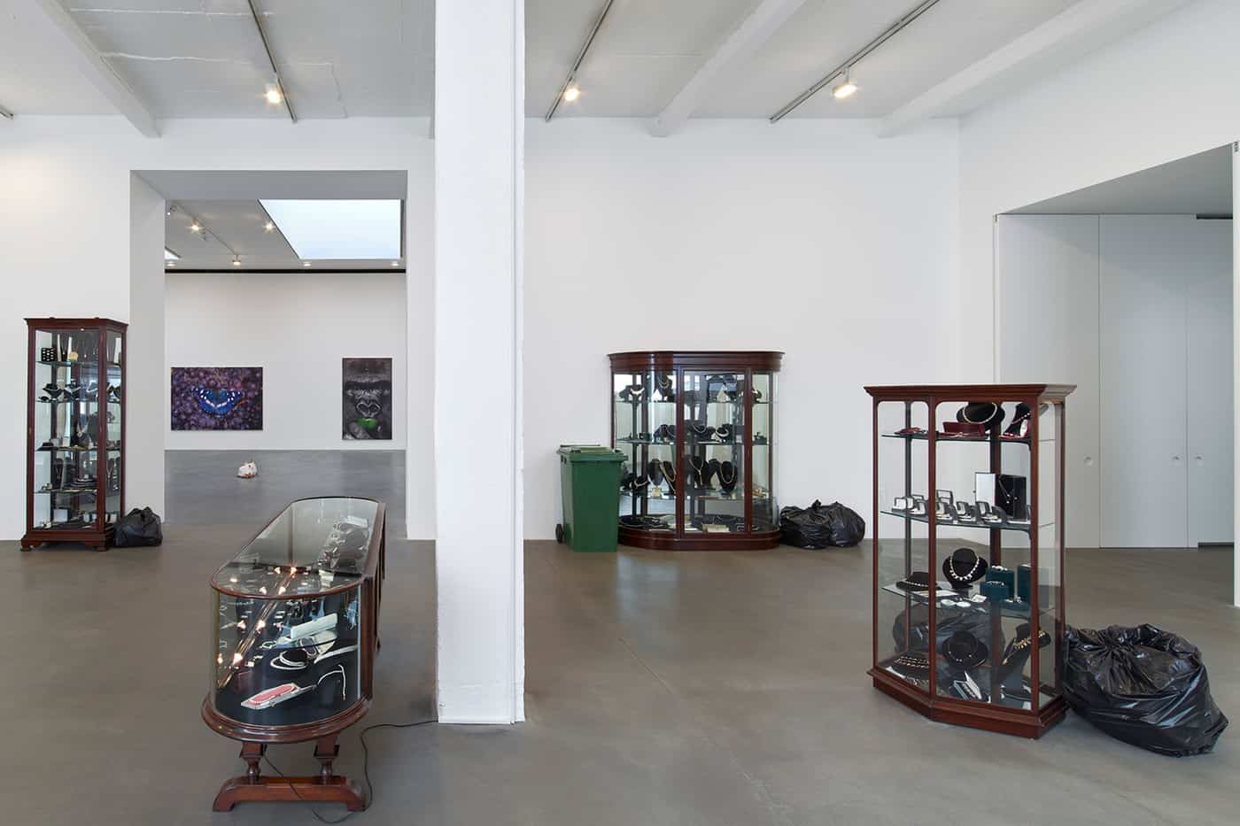 Fact Paintings en Fact Sculptures van Damien Hirst