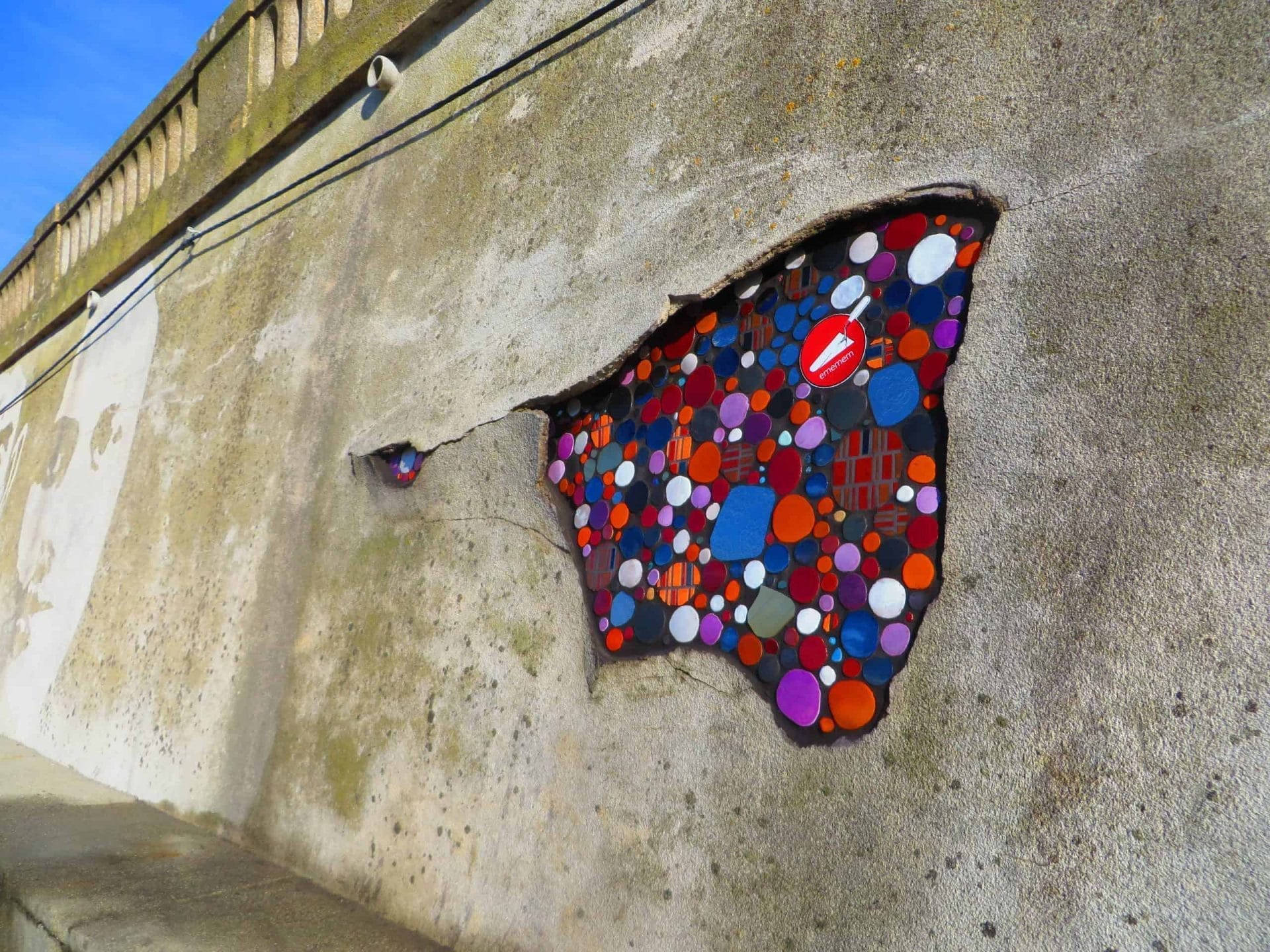 Mozaïek van kunstenaar Ememem