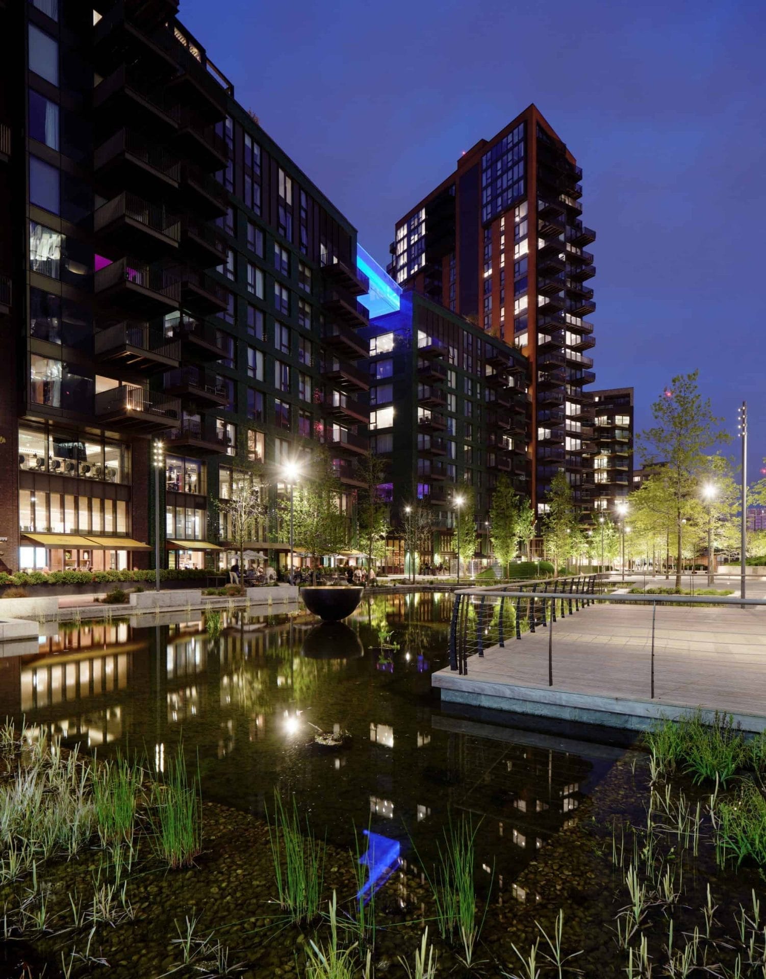 glazen zwembad in de lucht