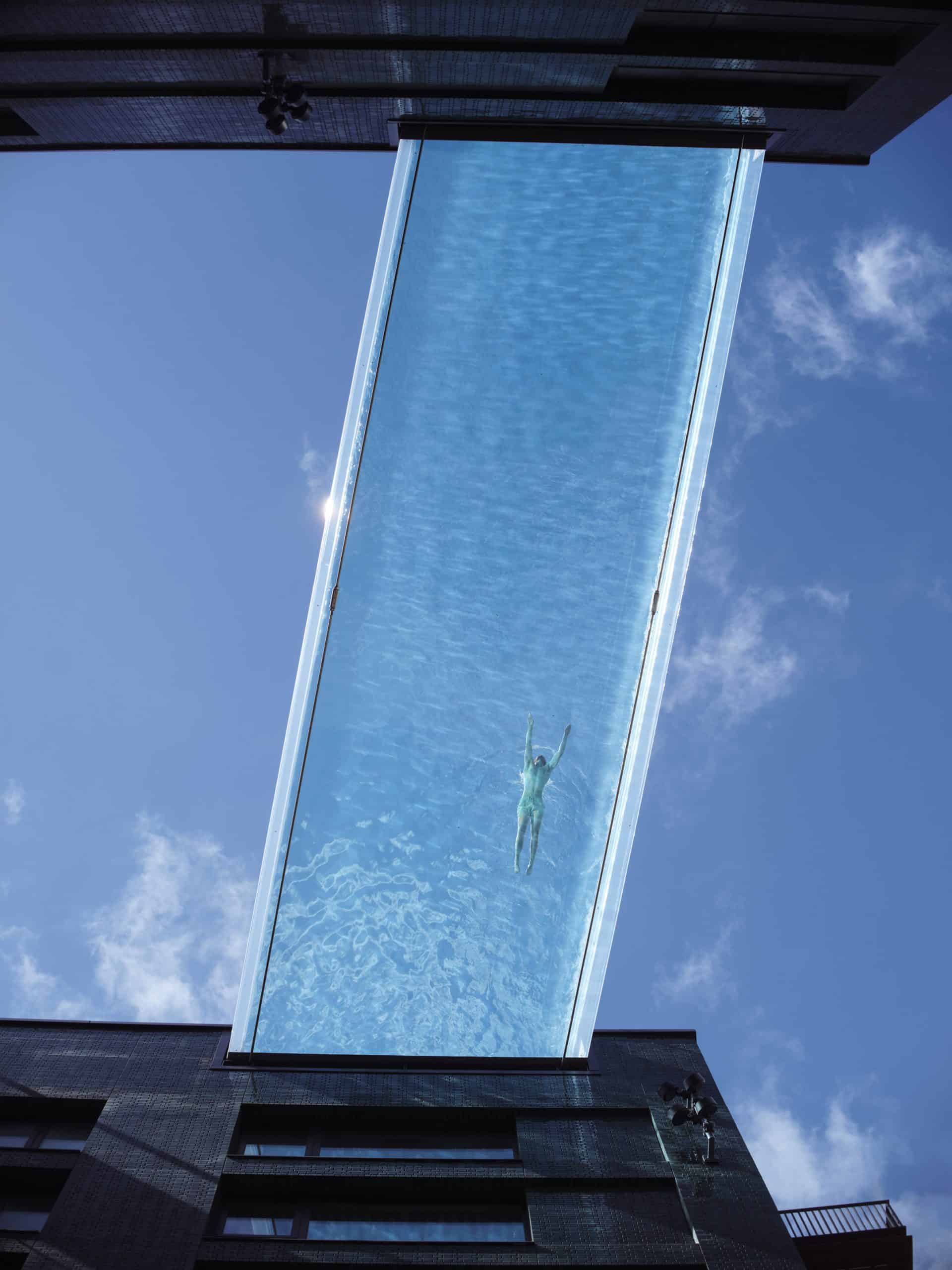 glazen zwembad in de lucht