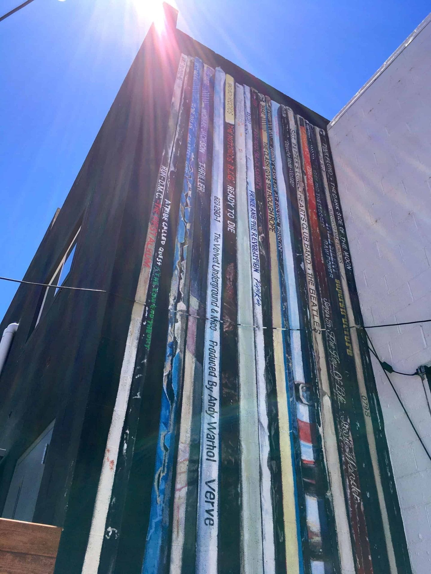 Erik Burke toont zijn liefde voor vinyl