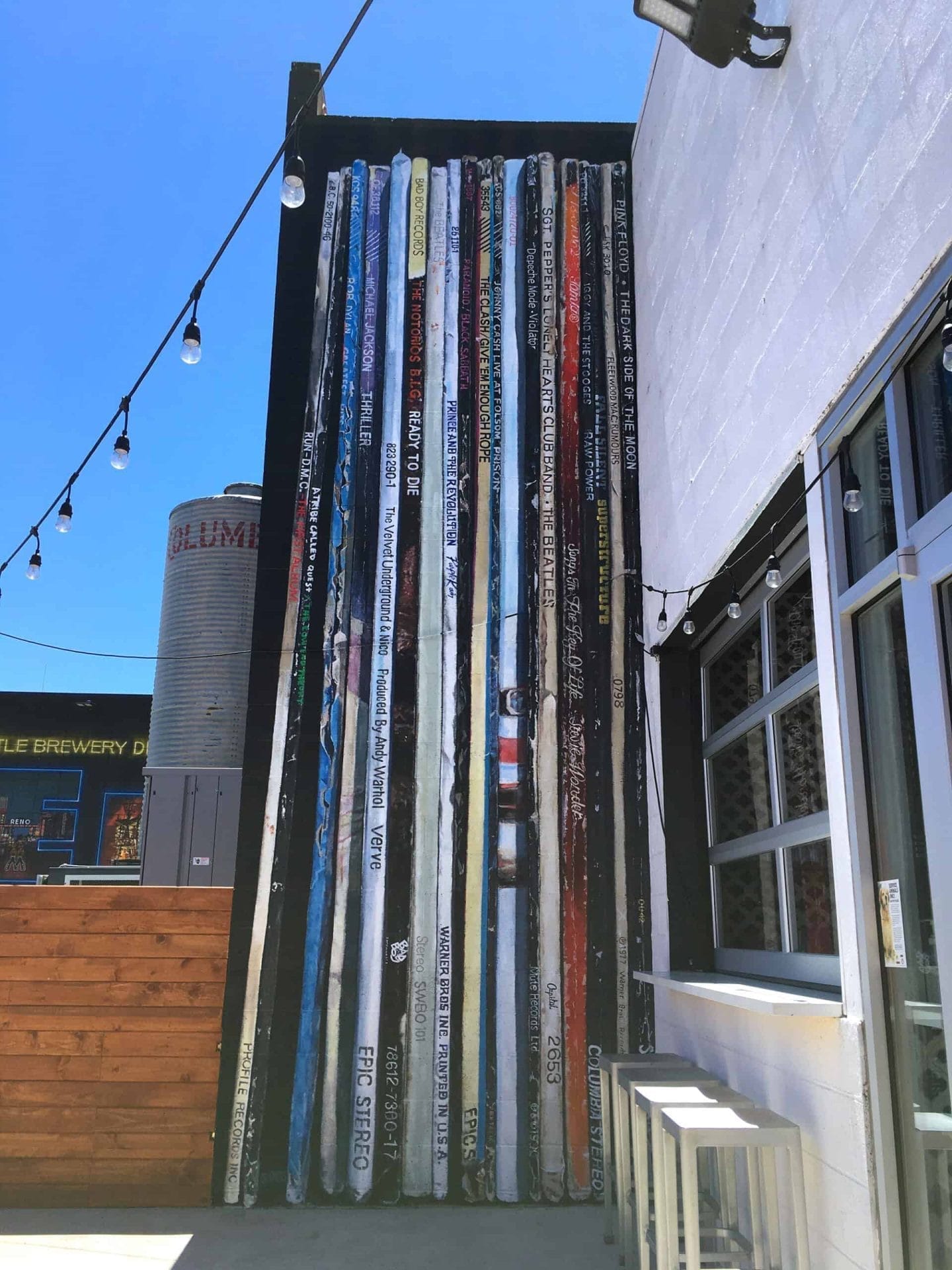 Erik Burke toont zijn liefde voor vinyl