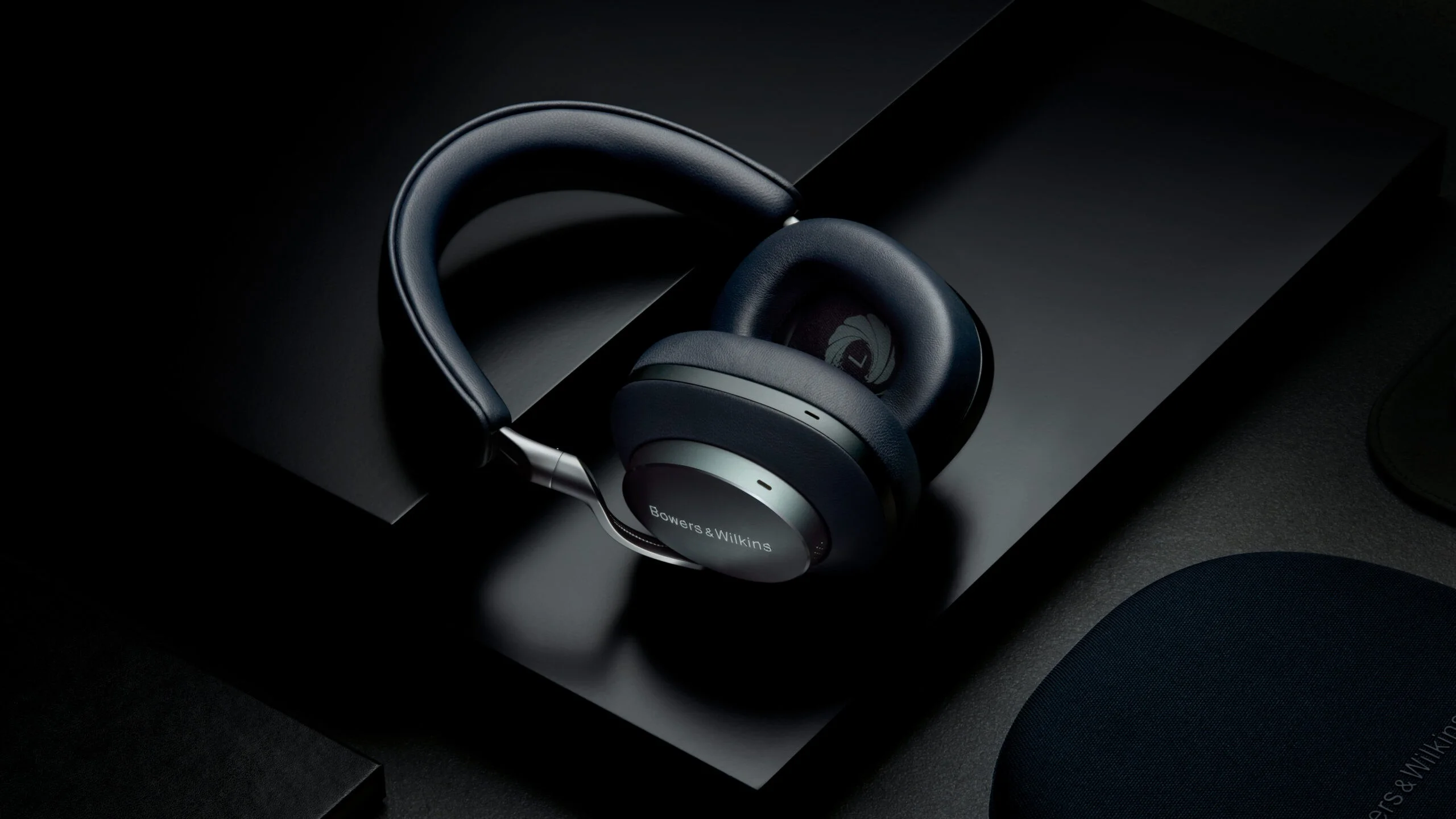 Bowers & Wilkins Px8 007 Edition