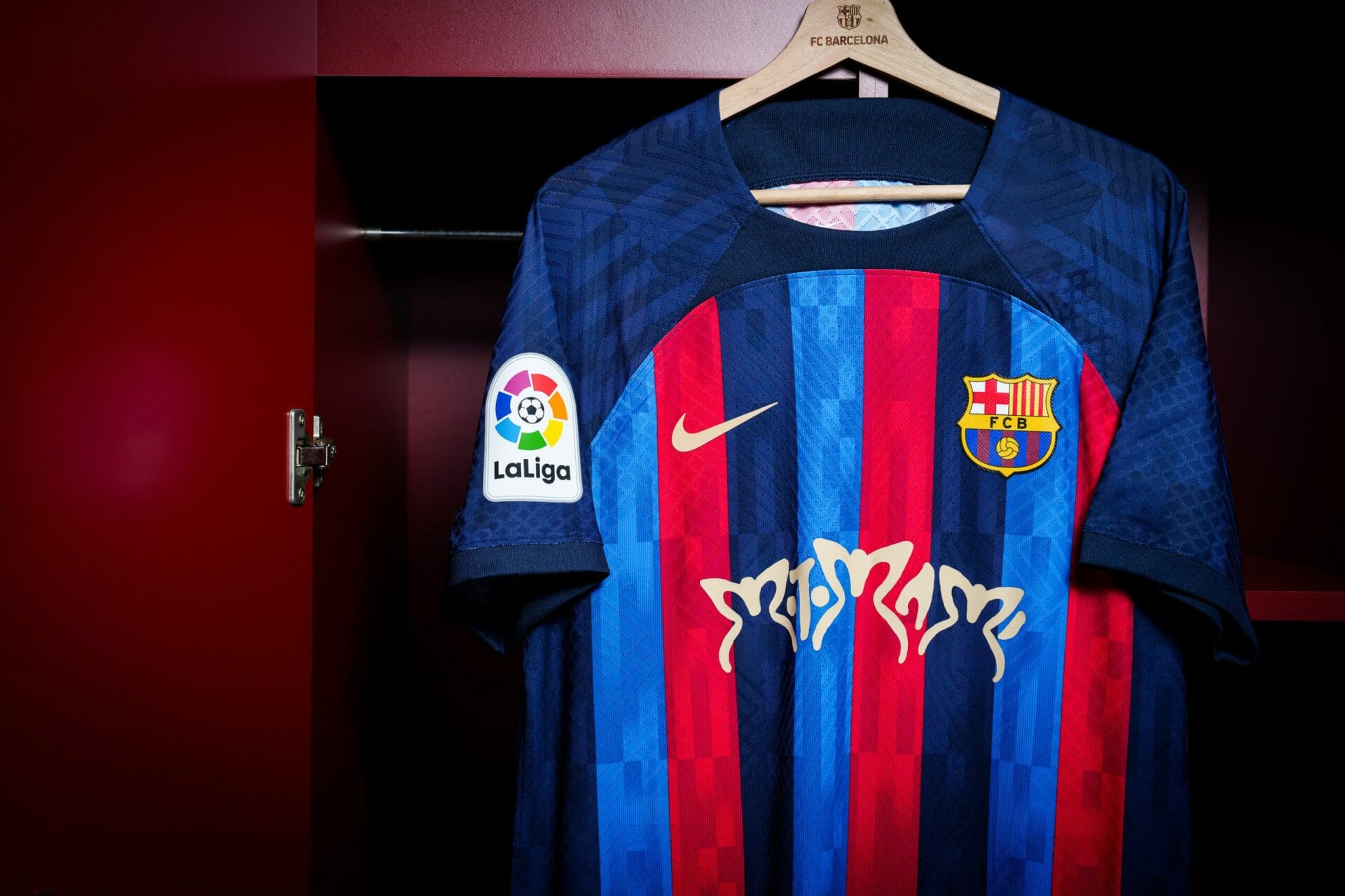 Spotify zet Rosalía op shirt van FC Barcelona