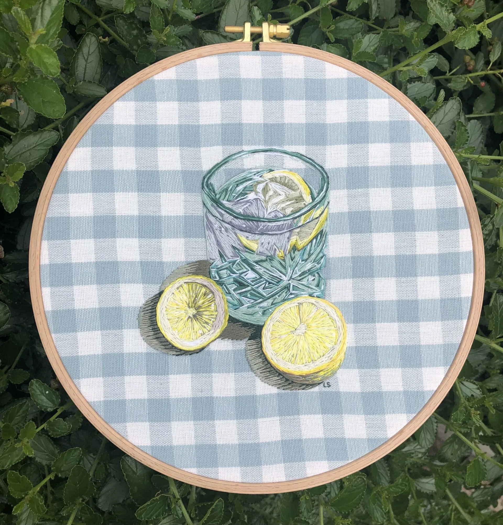 Fotorealistisch borduurwerk van Peacocks and Pinecones