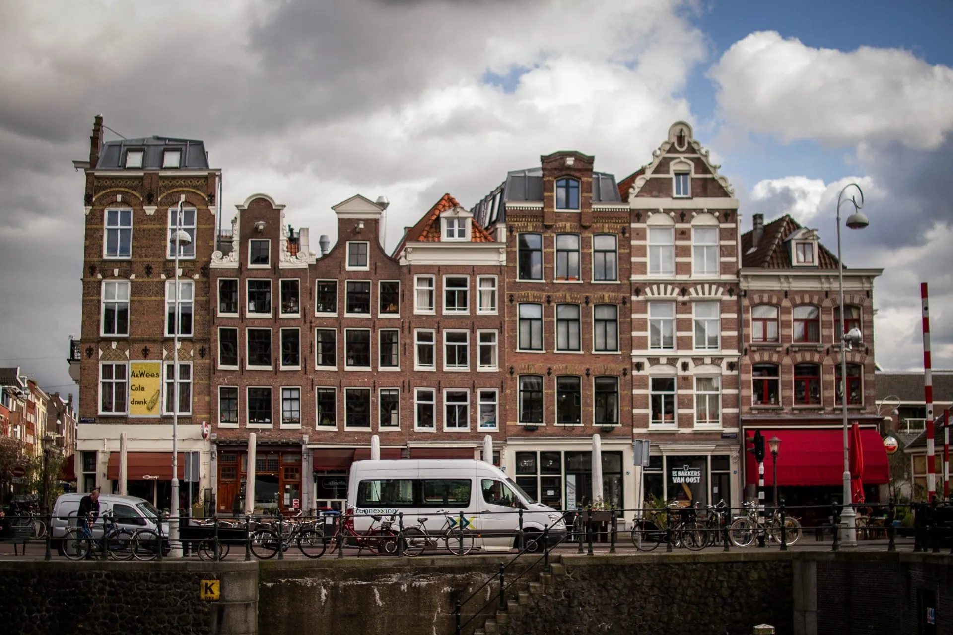 bedrijfswagen op de gracht