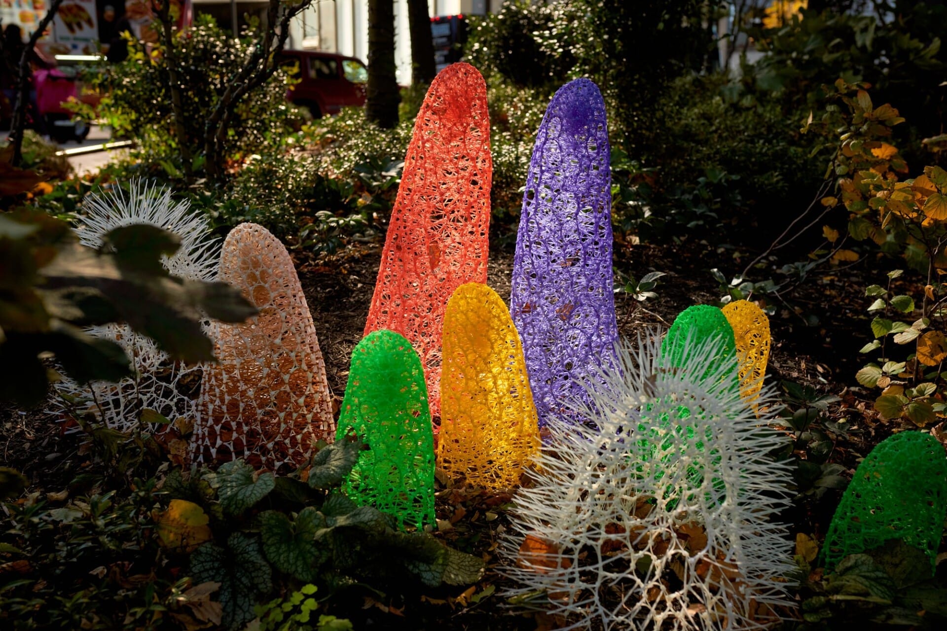 Sui Park maakt buitenaardse kunst van tiewraps