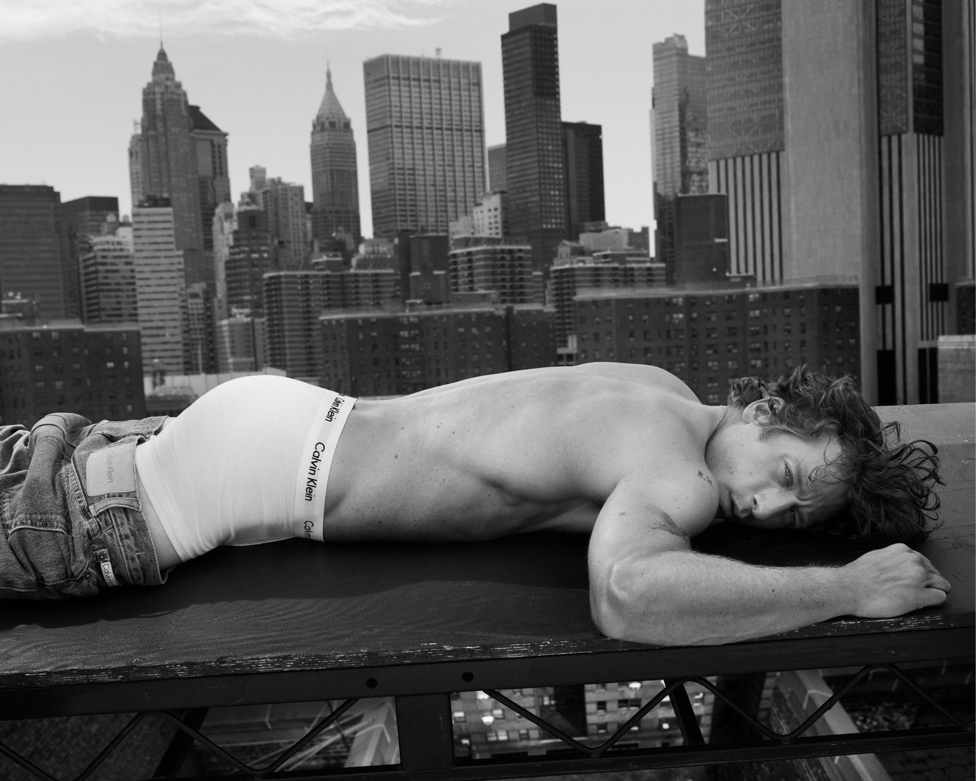 Jeremy Allen White schittert in campagne voor Calvin Klein