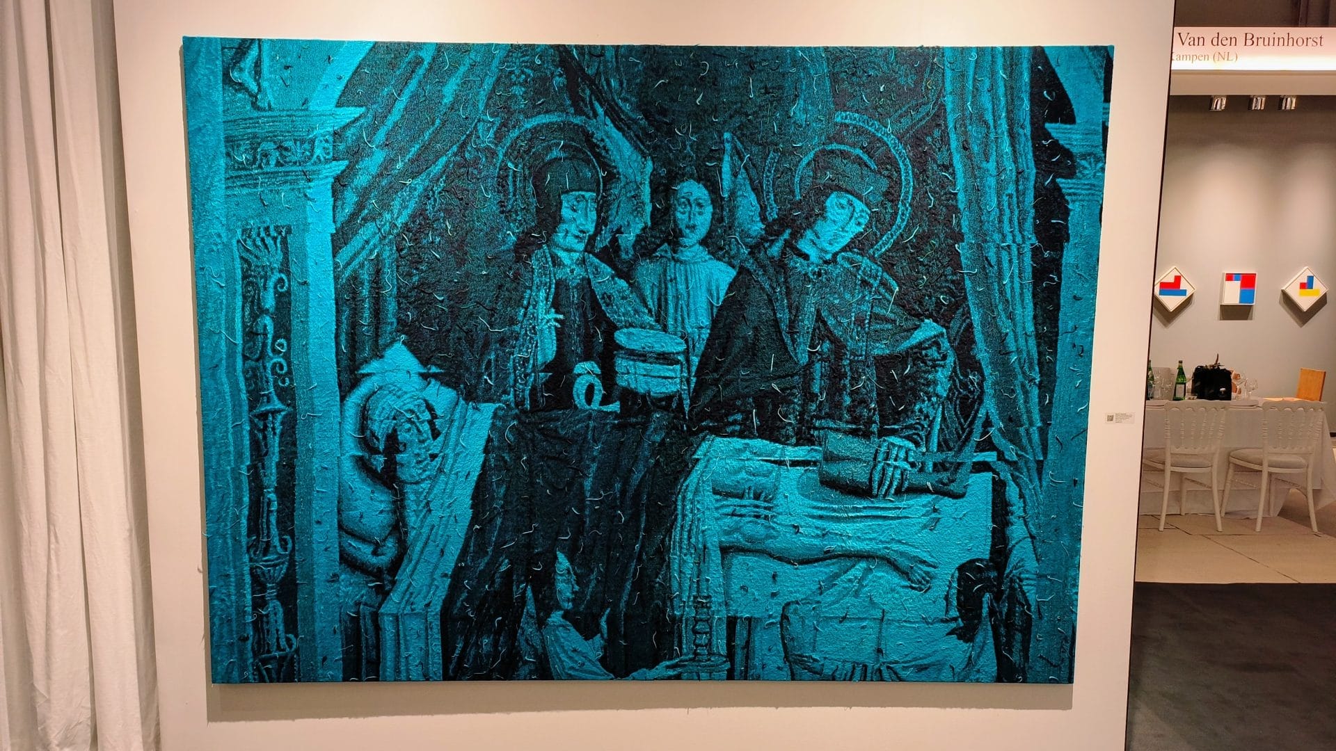 Glitchy wandtapijt van Noel W Anderson bij Zidoun-Bossuyt Gallery