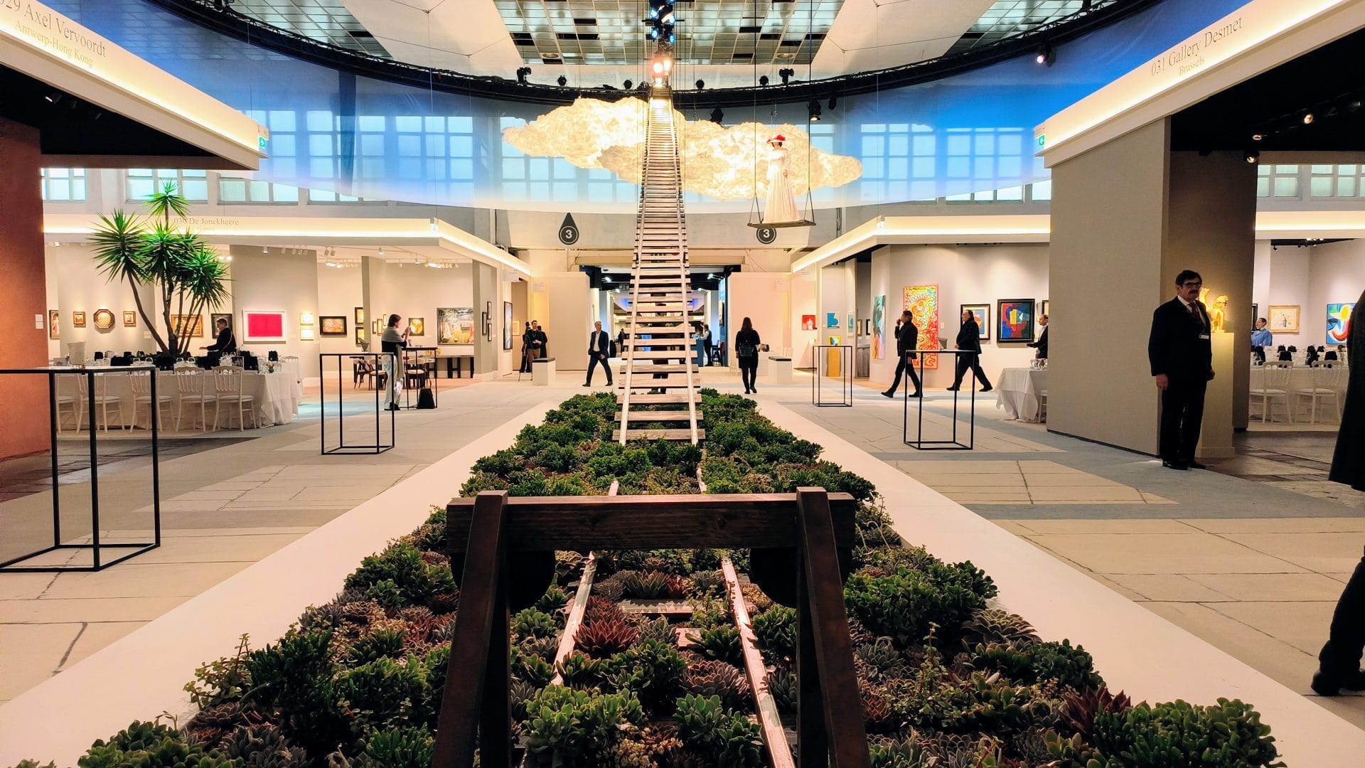 De aankleding van de BRAFA stond in het teken van het werk van Paul Delvaux