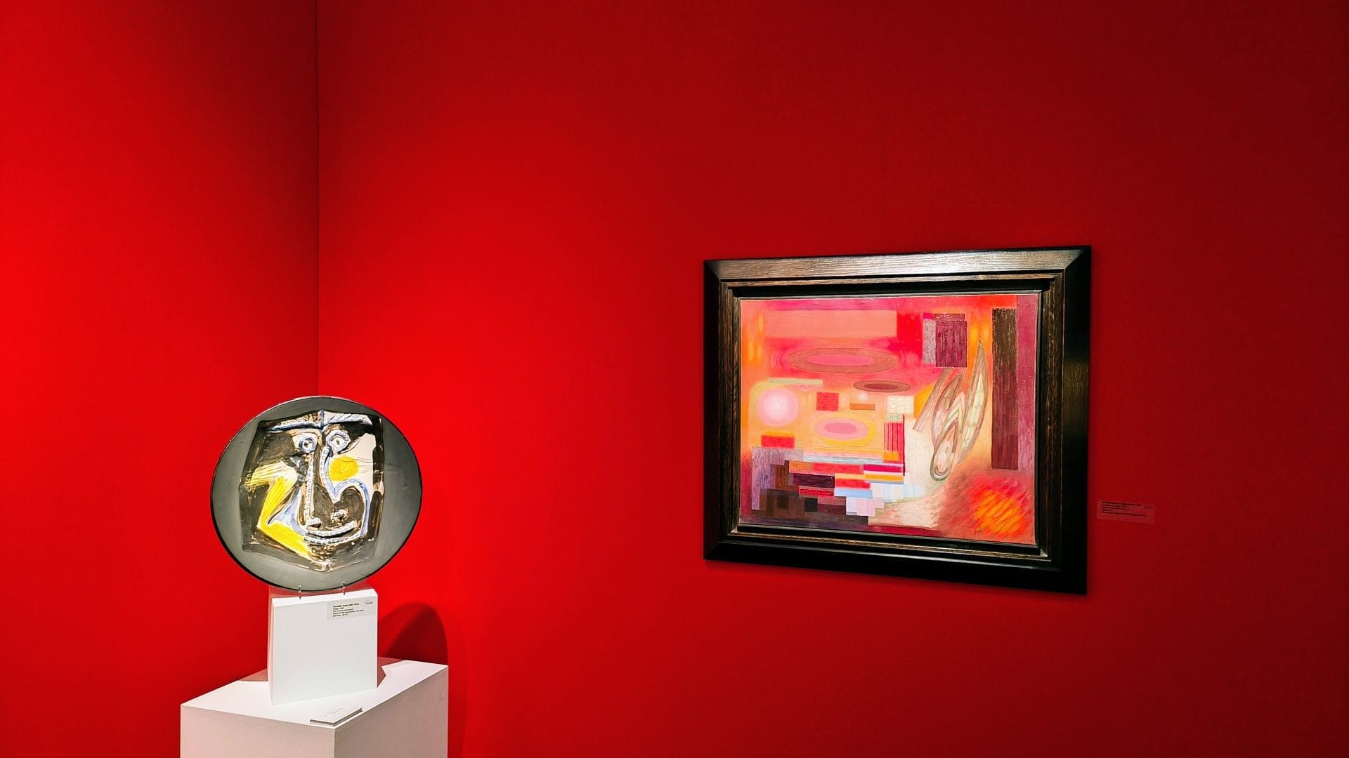 Keramiek van Picasso en schilderij van Serge Charchoune bij Jean-François Cazeau Gallery