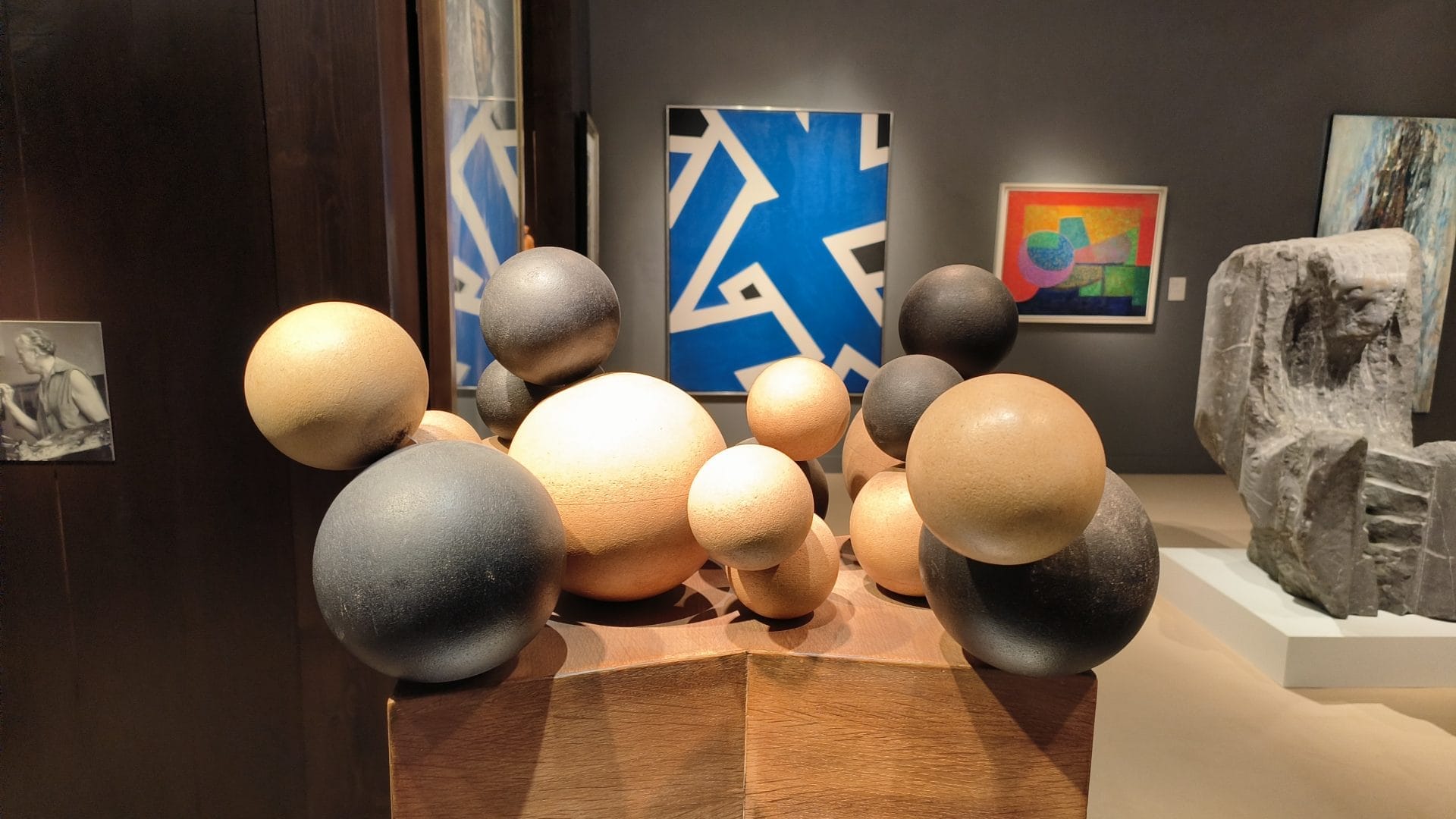 Sculptuur van Pol Bury bij Francis Maere Fine Arts