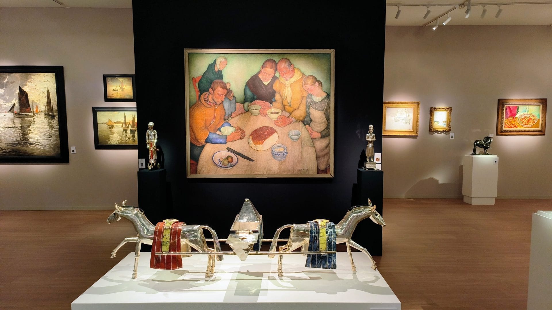 Sculptuur van Goudji en schilderij van Anto Carte bij Galerie Ary Jan