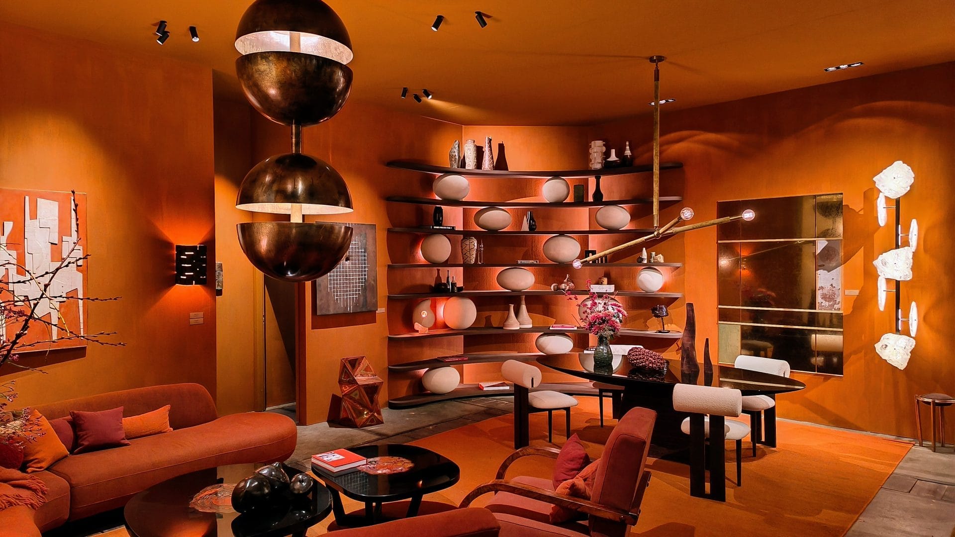 Eclectisch interieur bij de stand van Delen Private Bank