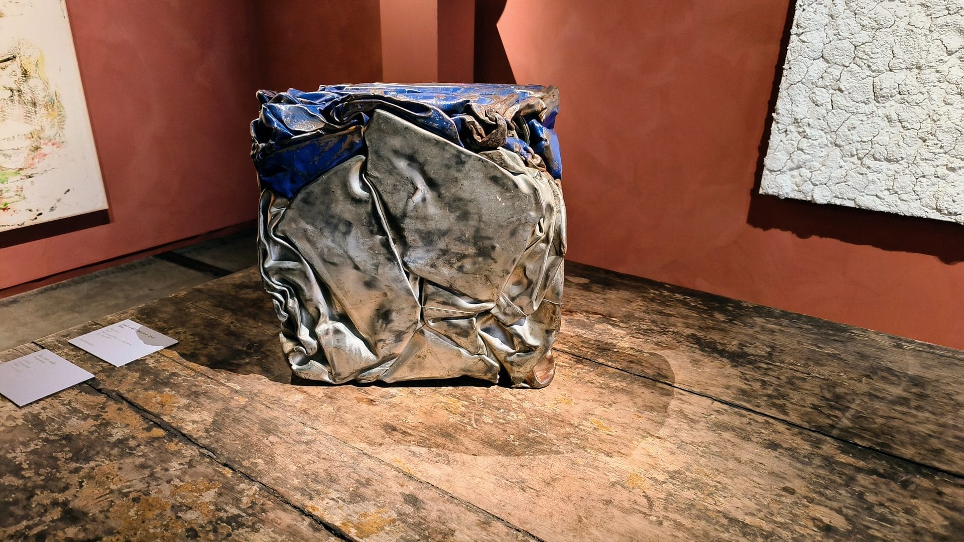 Sculptuur van César Baldaccini op een tafel van José Zanine Caldas bij Axel Vervoordt