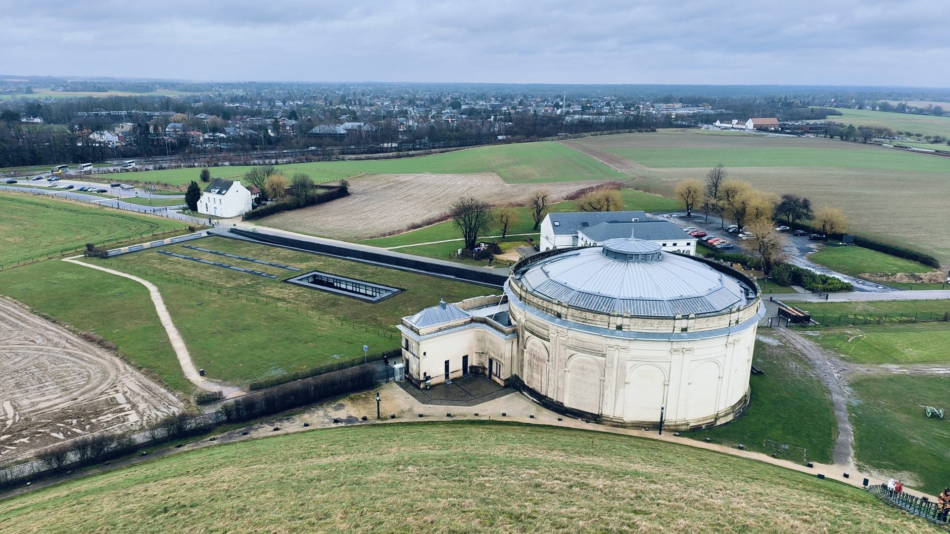Uitzicht op het museum en het panorama vanaf de Butte du Lion