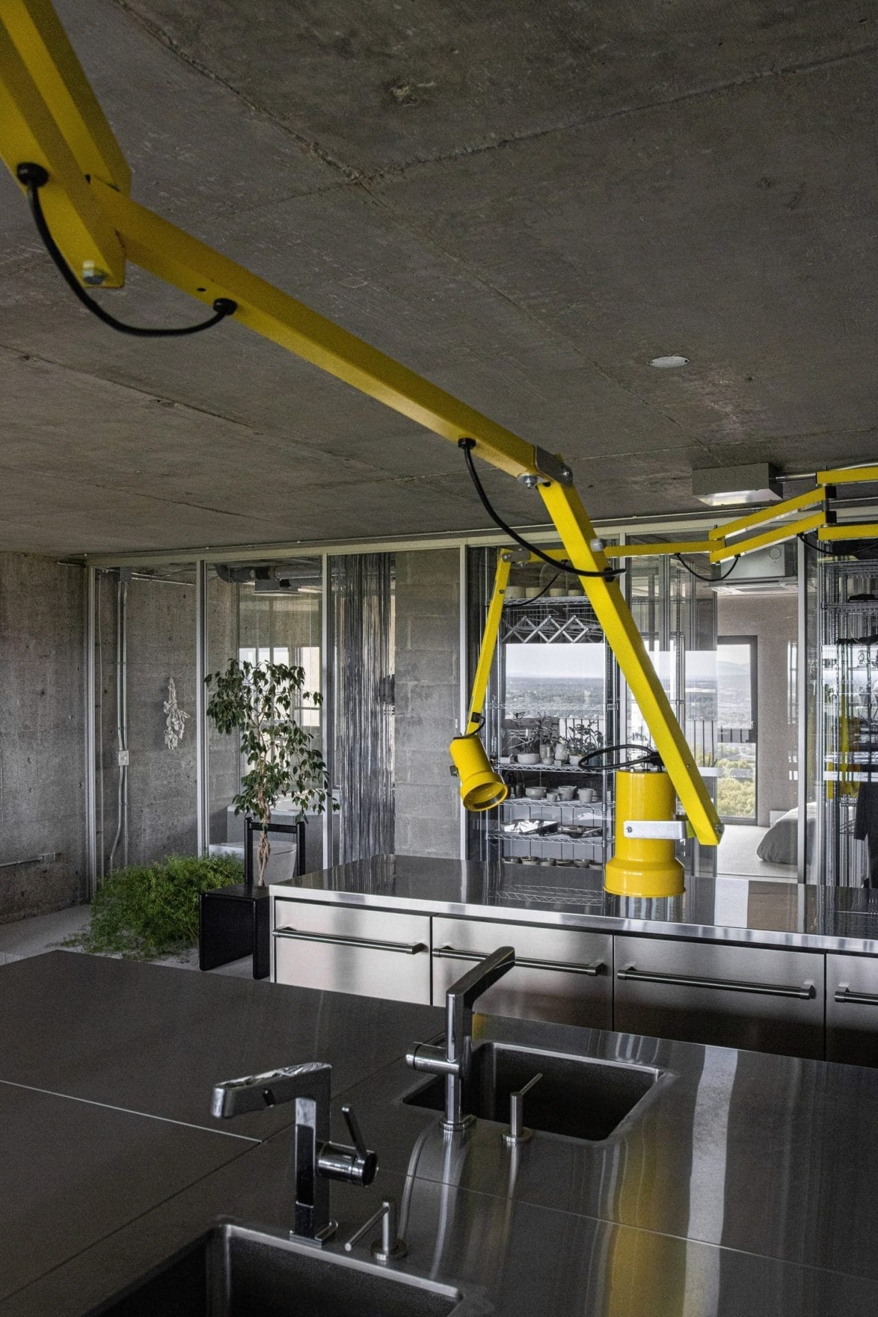 Een brutalistisch interieur met een vleugje kleur