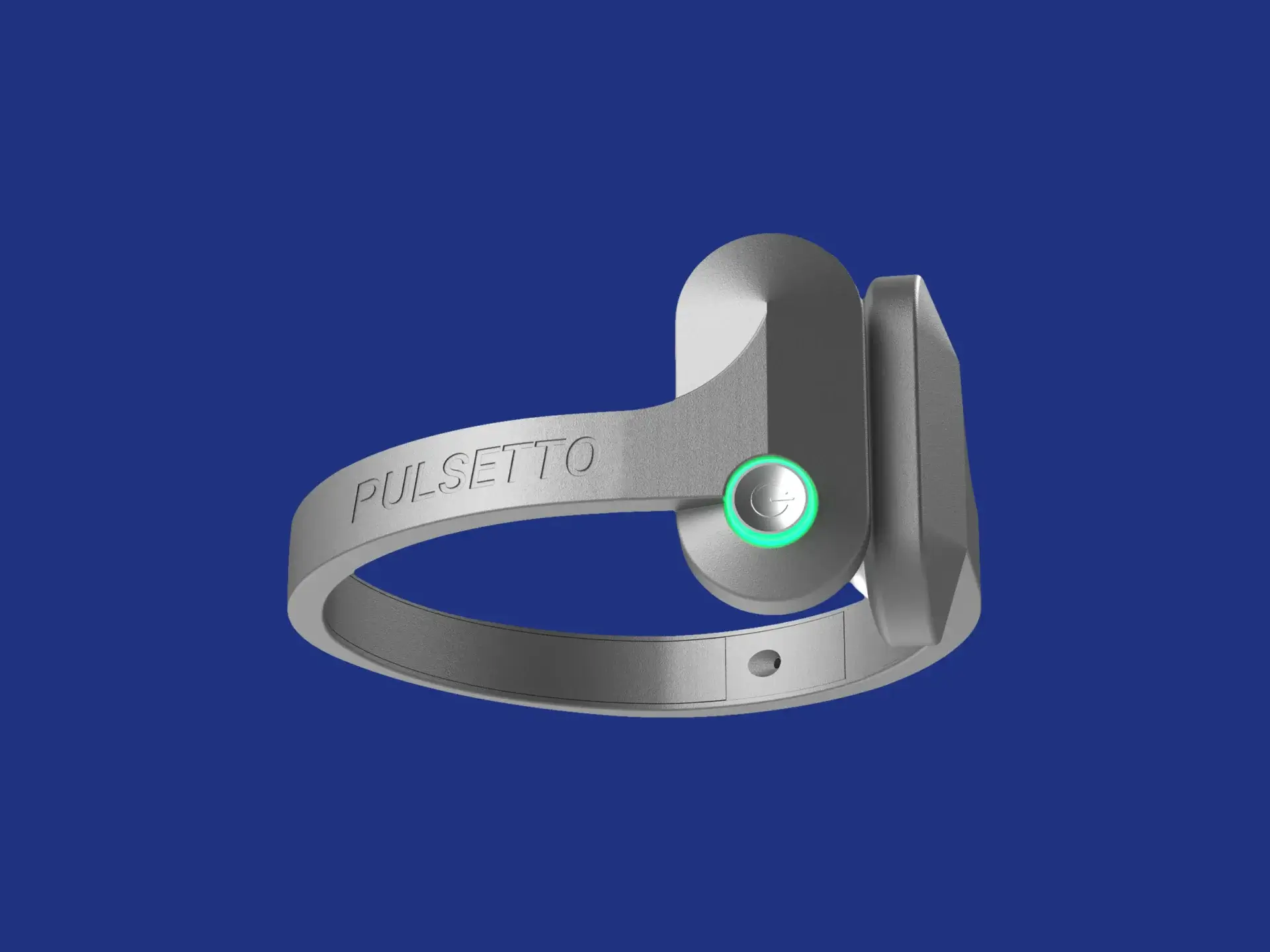 Zijaanzicht van de grijze Pulsetto wearable met een oplichtende groene aan-uitknop tegen een blauwe achtergrond