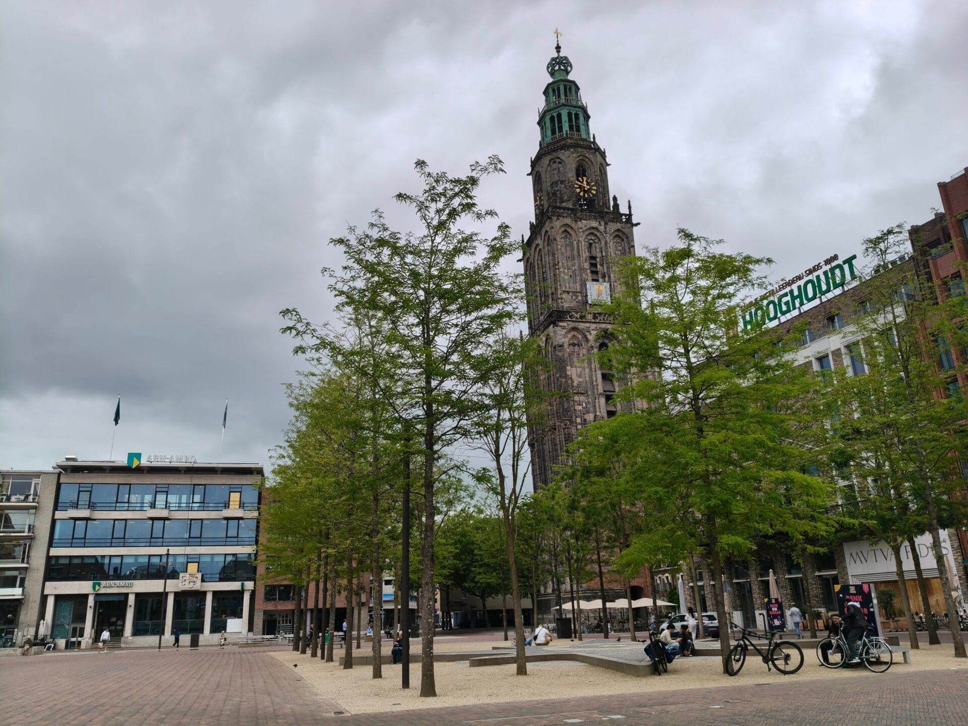 Foto van de Martinitoren in Groningen onder een bewolkte hemel, genomen met de OnePlus Nord 5