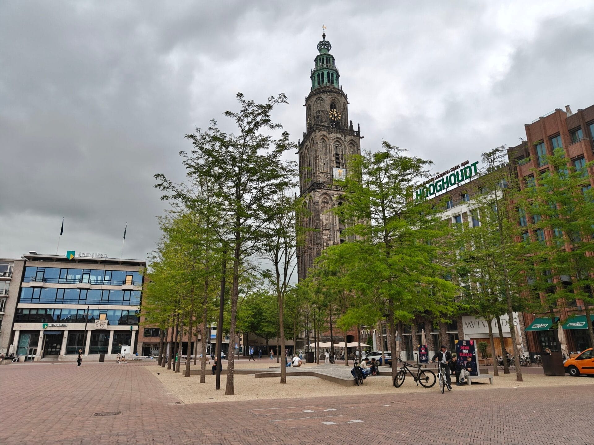 Voorbeeldfoto van een stadsplein met de Martinitoren, gemaakt met de OnePlus Nord 5CE