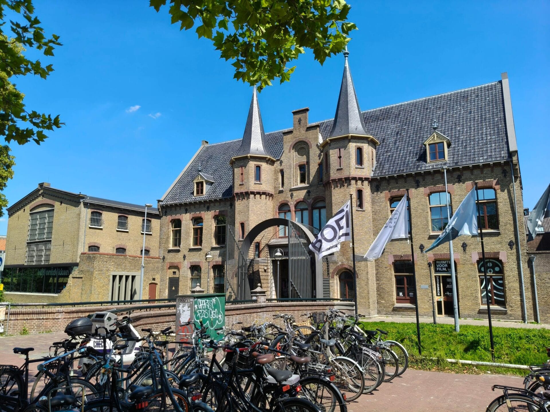 Buitenopname van een historisch stenen gebouw met torentjes, gefotografeerd met de OnePlus Nord 5