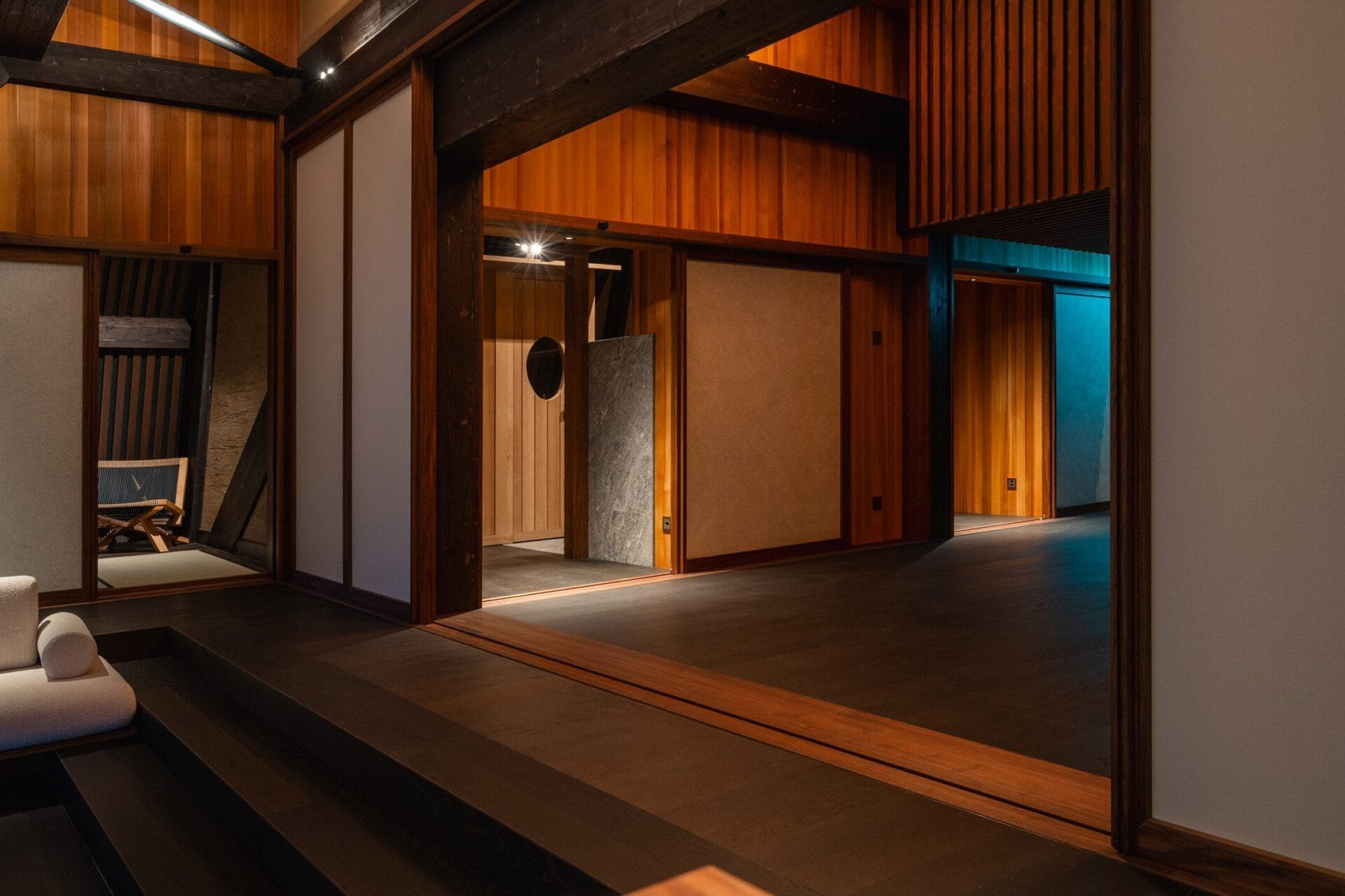 Minimalistisch interieur van de spa met houten balken, tatami-matten en een Japanse onsen-stijl inrichting