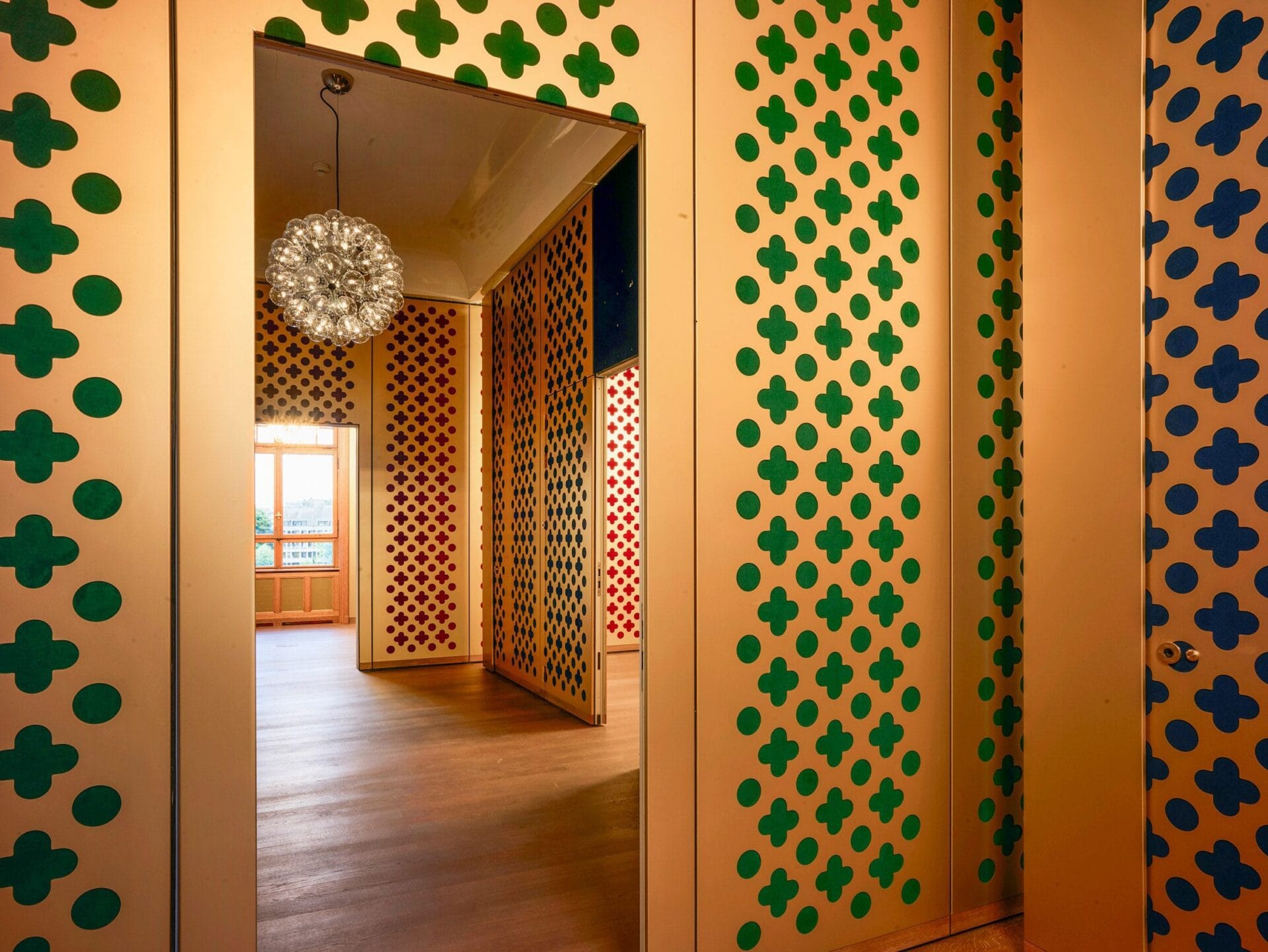 Interieur van een suite in Hotel Les Trois Rois met kastenwanden gedecoreerd met kleurrijke geometrische patronen