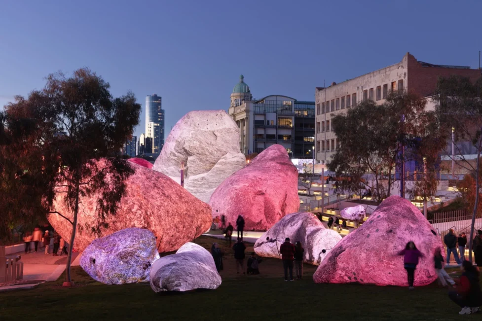 Lichtgevende en opblaasbare rotsen in Melbourne