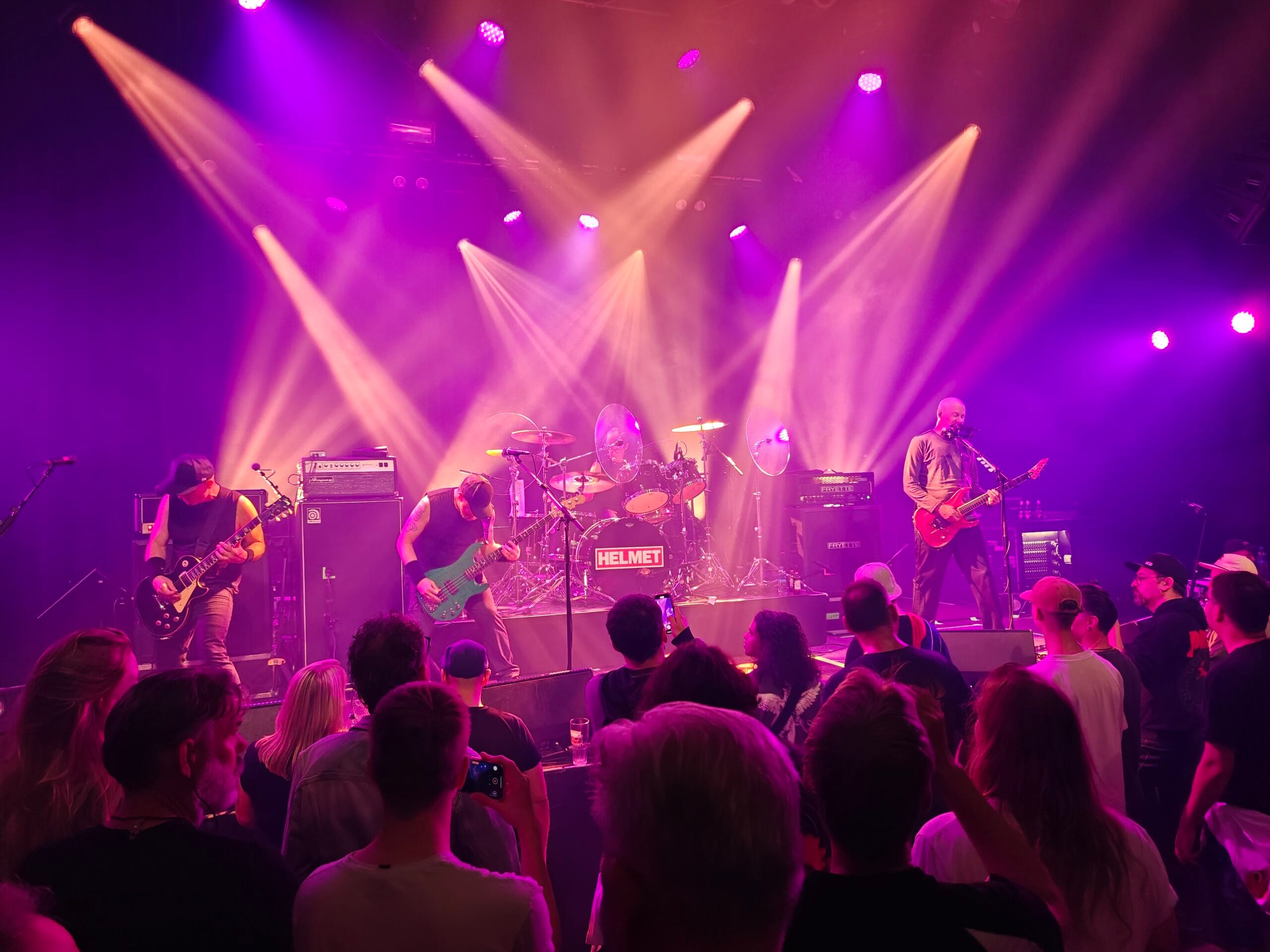 De Amerikaanse band Helmet op het podium van Tivoli/Vredenburg in Utrecht