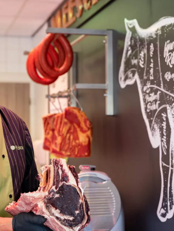 slager met een stuk vlees