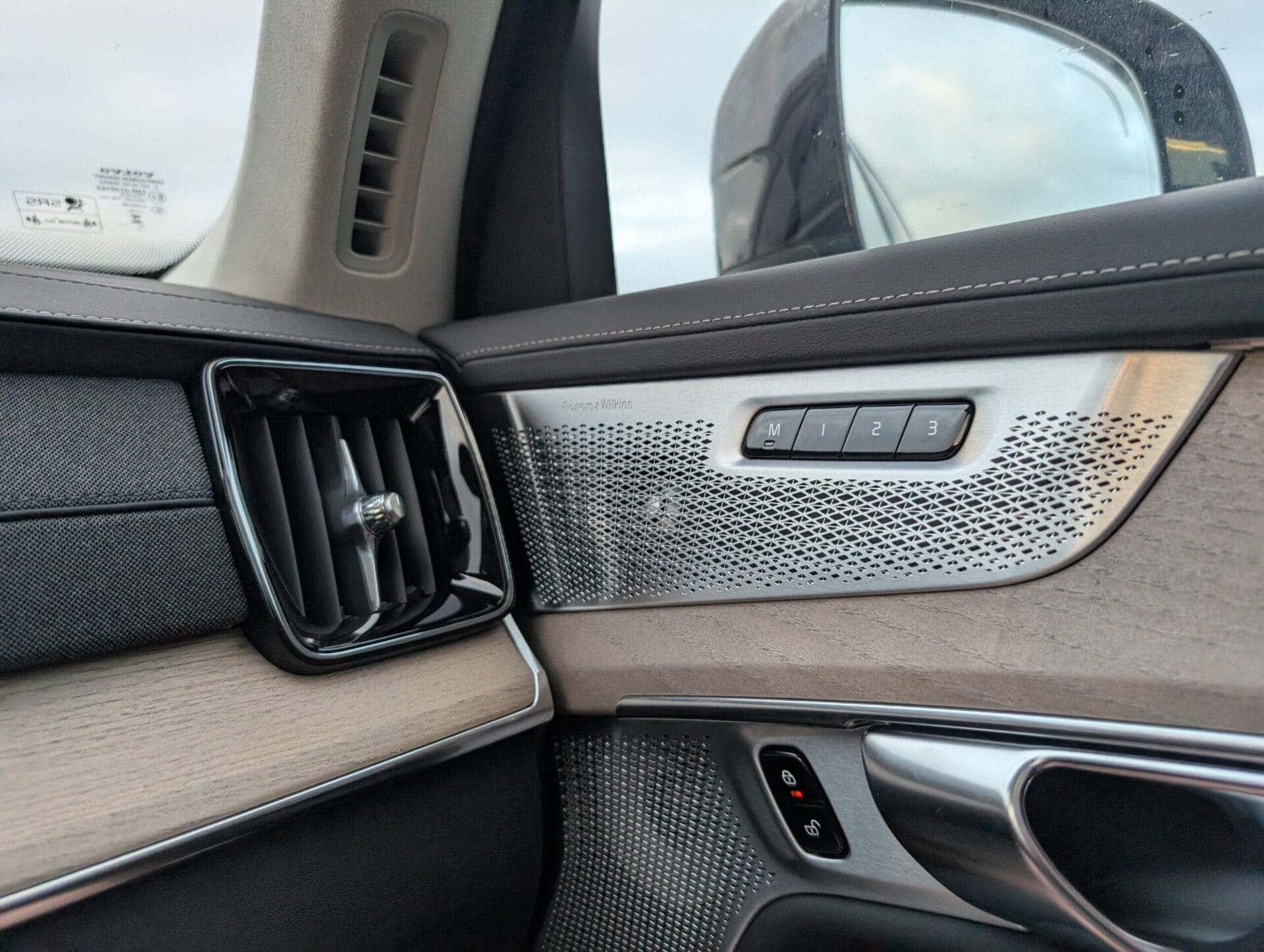 Het luxe interieur van de Volvo XC90 met Bowers & Wilkins luidsprekers, houten details en geheugenstanden voor de stoelen