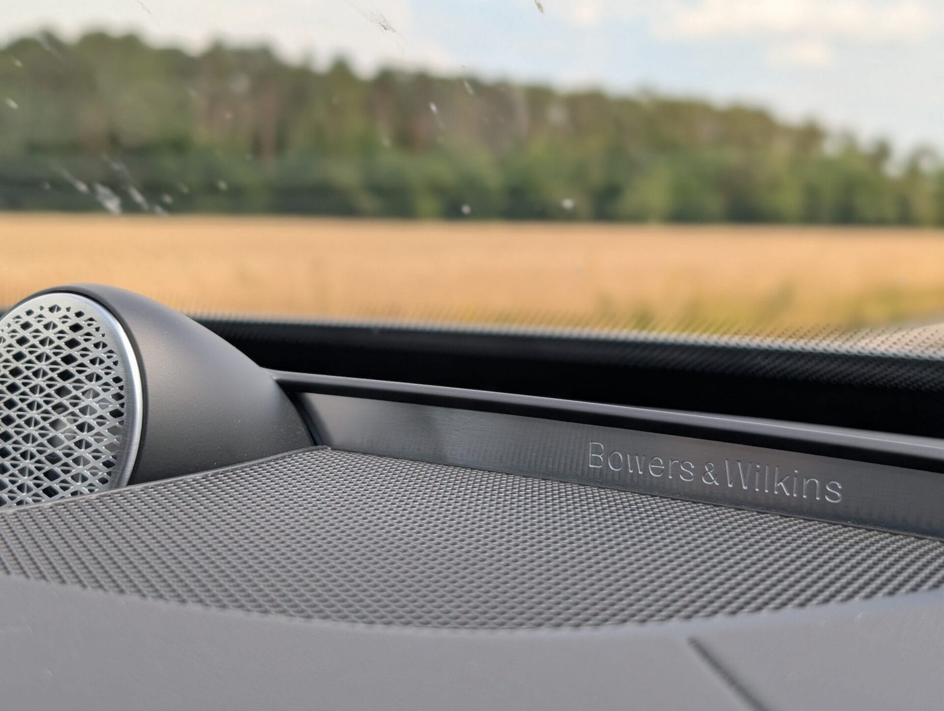 Detail van het Bowers & Wilkins audiosysteem op het dashboard van de Volvo XC90