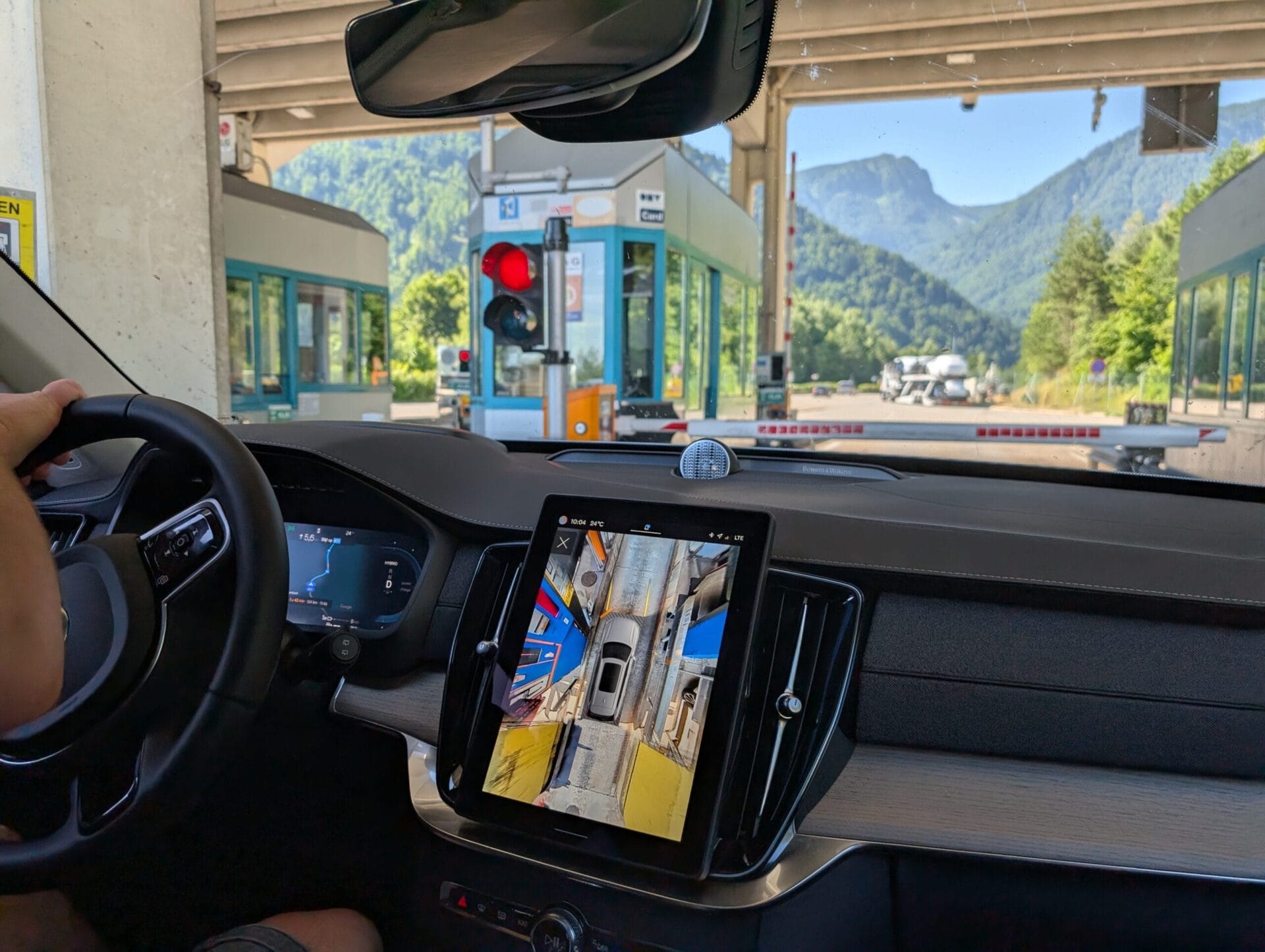 Zicht vanuit de Volvo XC90 op de 360 graden-camera die helpt bij het navigeren door een smal tolstation in de bergen