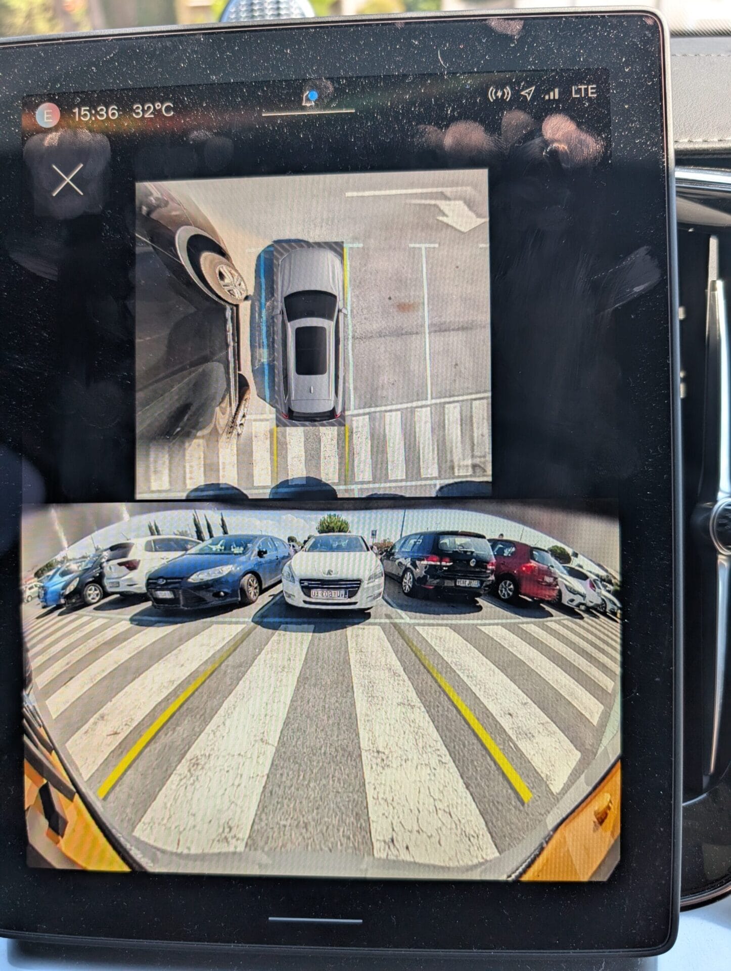 Het centrale display van de Volvo XC90 toont de 360 graden-camera en achteruitrijcamera tijdens het parkeren