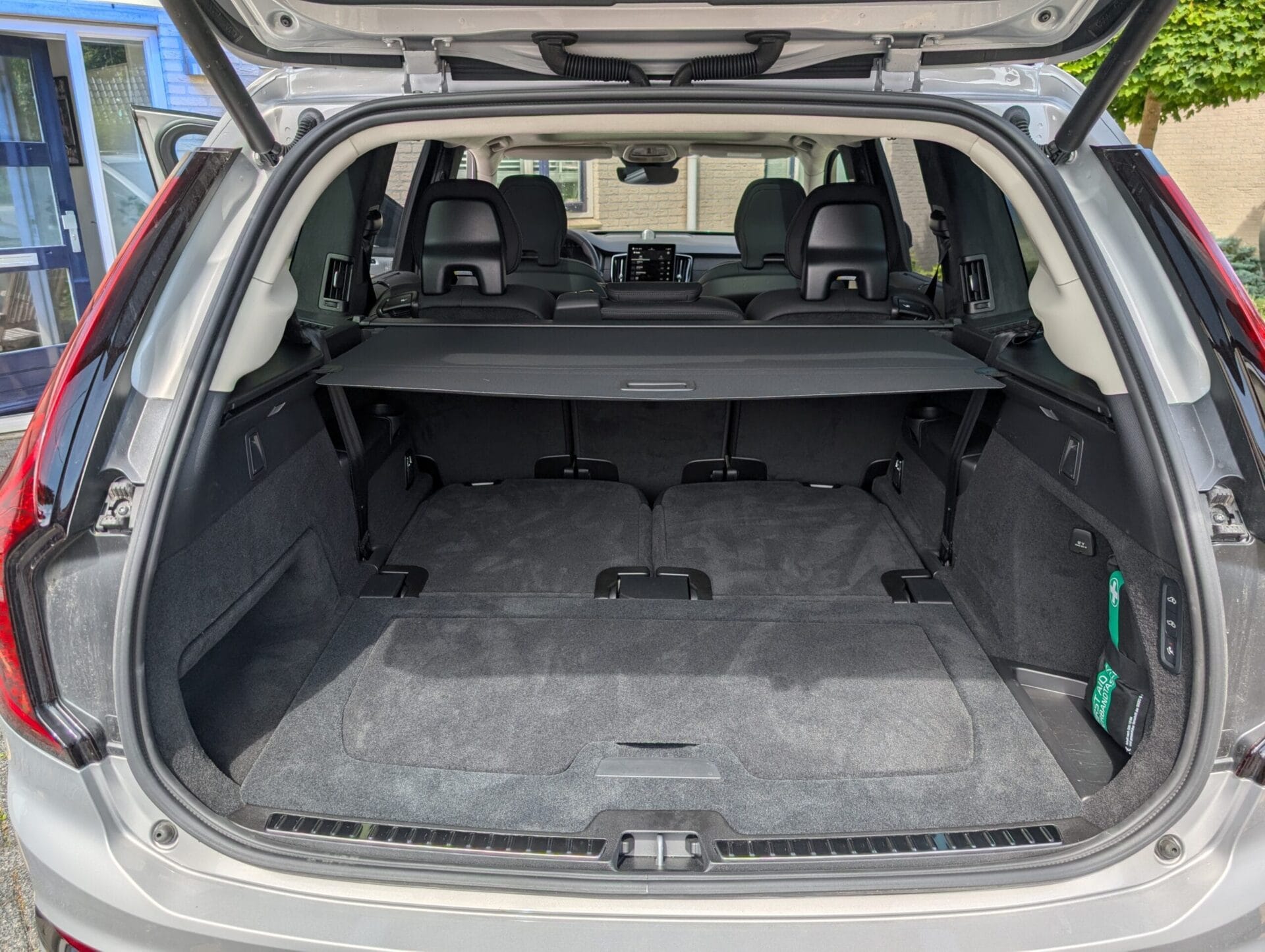 De lege, ruime kofferbak van een Volvo XC90 met de achterste stoelen volledig platgeklapt voor extra laadruimte
