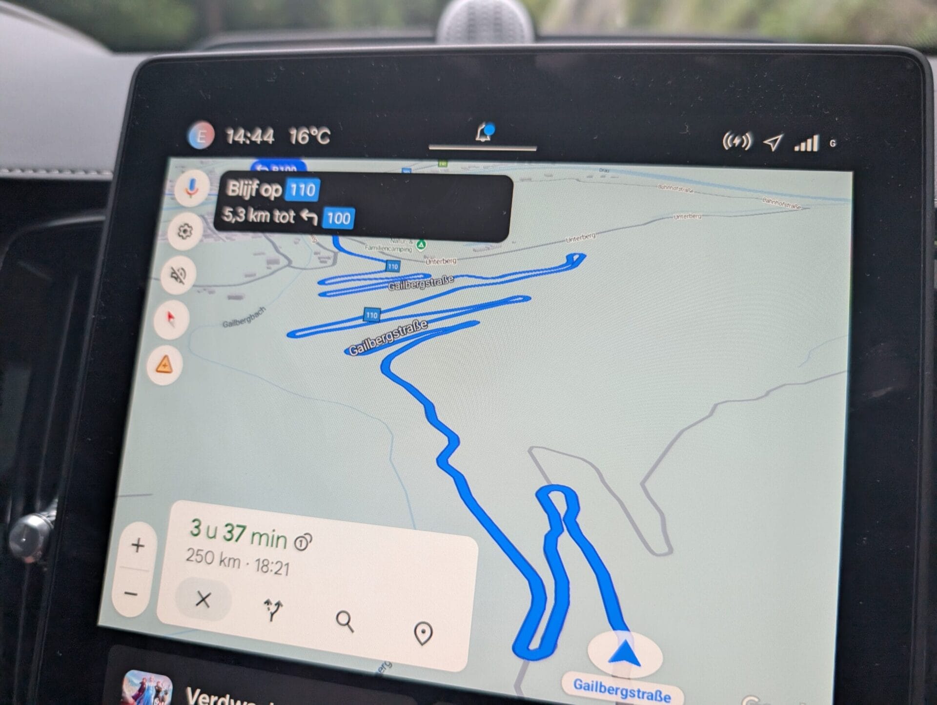 Het centrale infotainmentscherm van de Volvo XC90 toont een Google Maps-route met scherpe haarspeldbochten op de Gailbergstraße