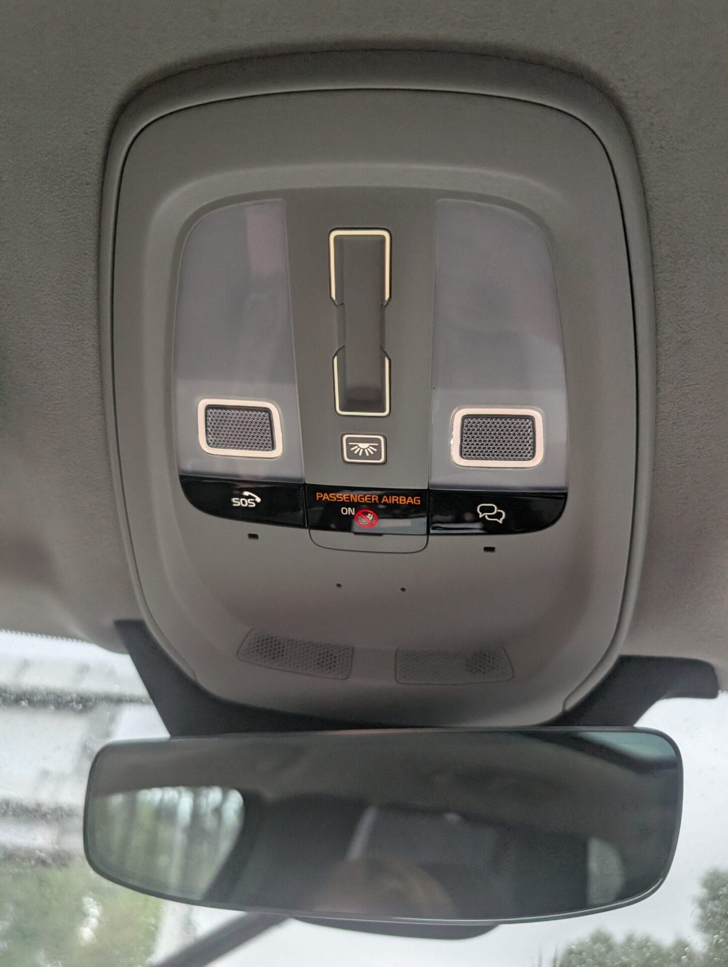 De dakconsole van de Volvo XC90 met knoppen voor interieurverlichting, een SOS-functie en de airbagstatus van de passagier