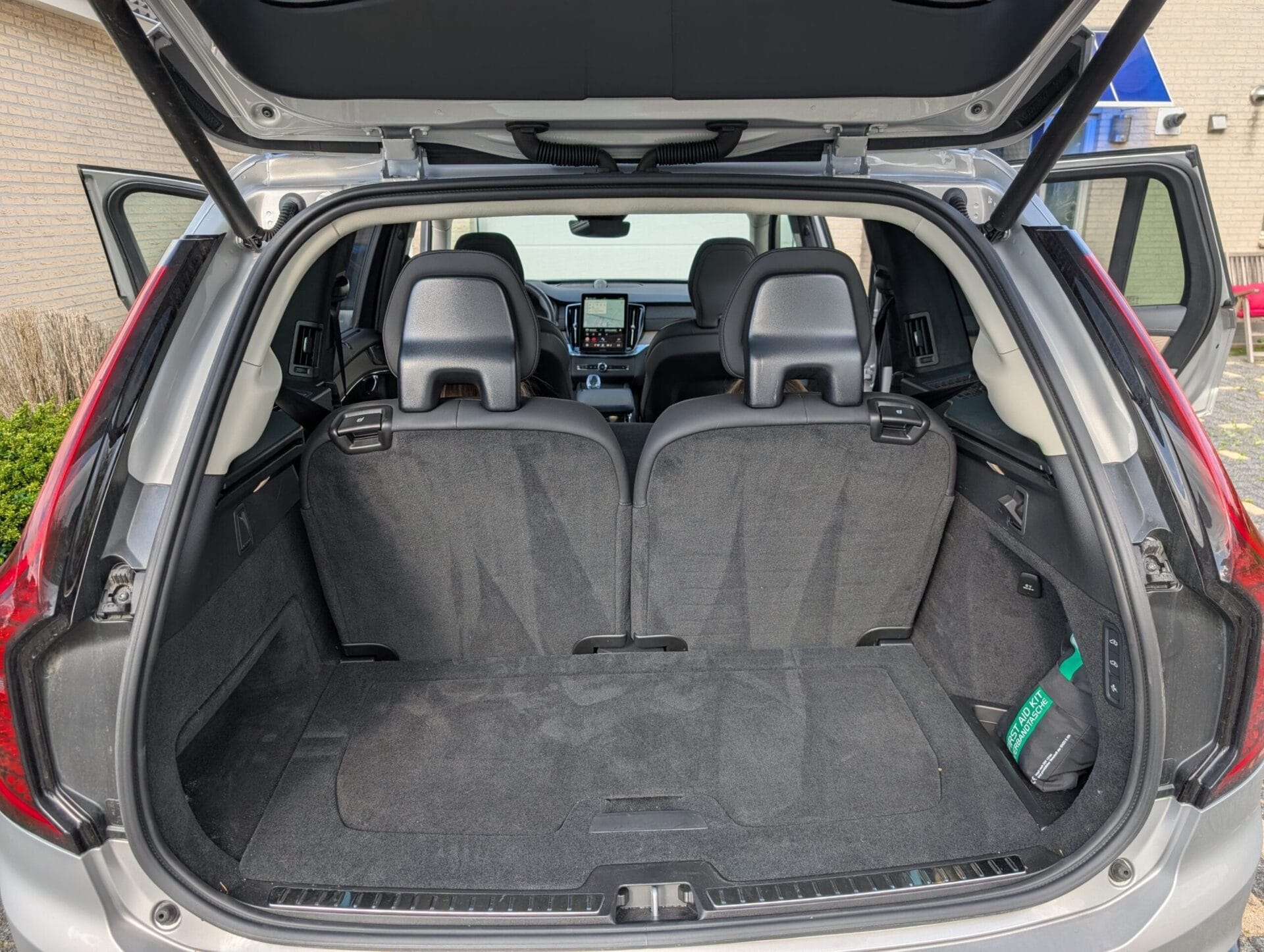 De ruime kofferbak van een Volvo XC90 met de achterste zitrij omhooggeklapt