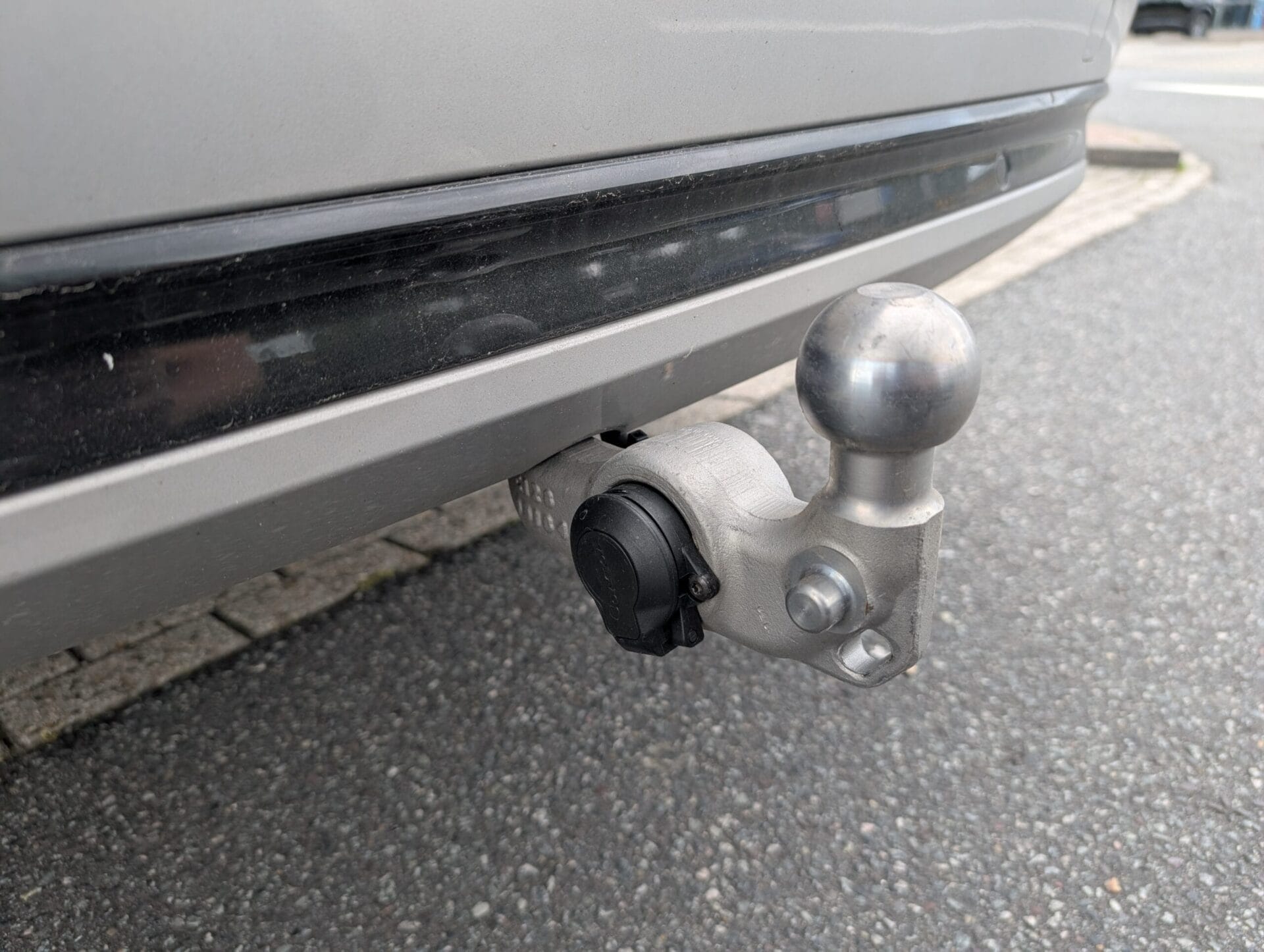 Close-up van de trekhaak onder de achterbumper van de Volvo XC90