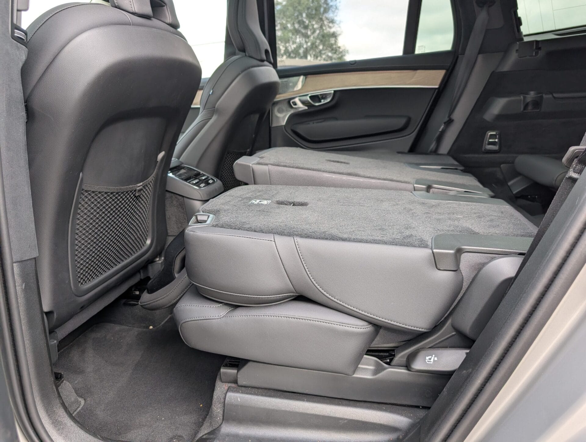 De achterbank van de Volvo XC90 waarvan de rugleuningen volledig horizontaal zijn neergeklapt voor extra laadruimte
