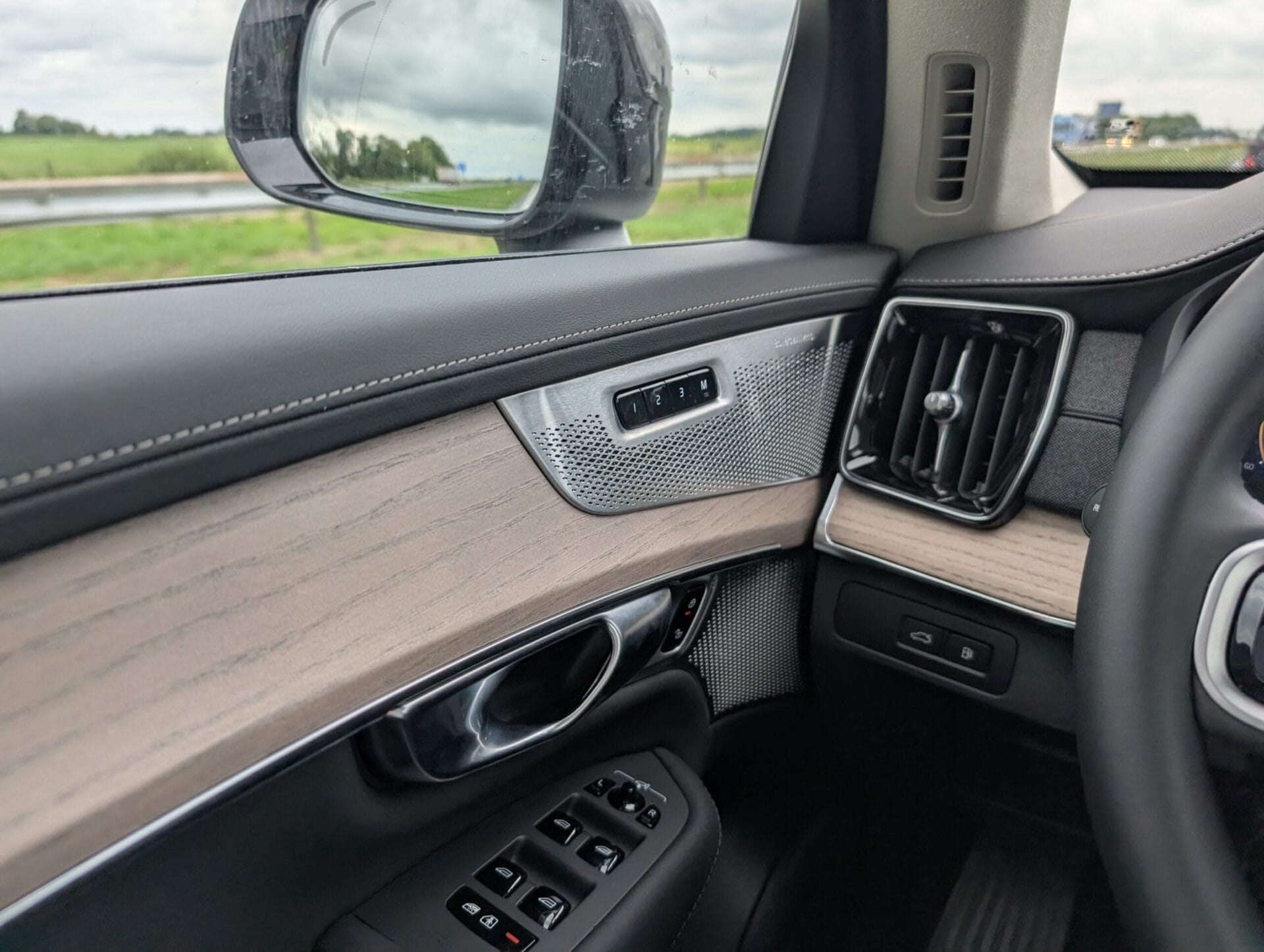 Luxe interieur van de Volvo XC90 met houten elementen, stiksels en een Bowers & Wilkins audiosysteem