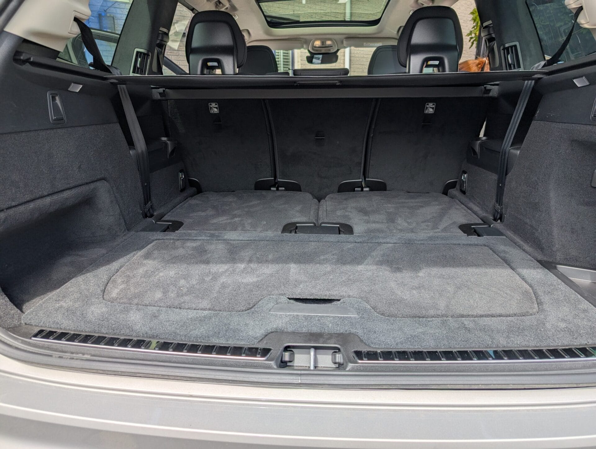 De ruime, lege kofferbak van een Volvo XC90 met een volledig vlakke laadvloer en neergeklapte achterstoelen