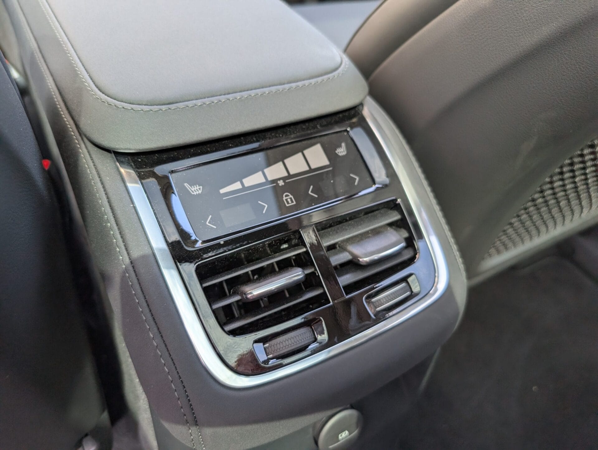 Bedieningspaneel voor klimaatbeheersing en stoelverwarming achterin de Volvo XC90, met ventilatieroosters