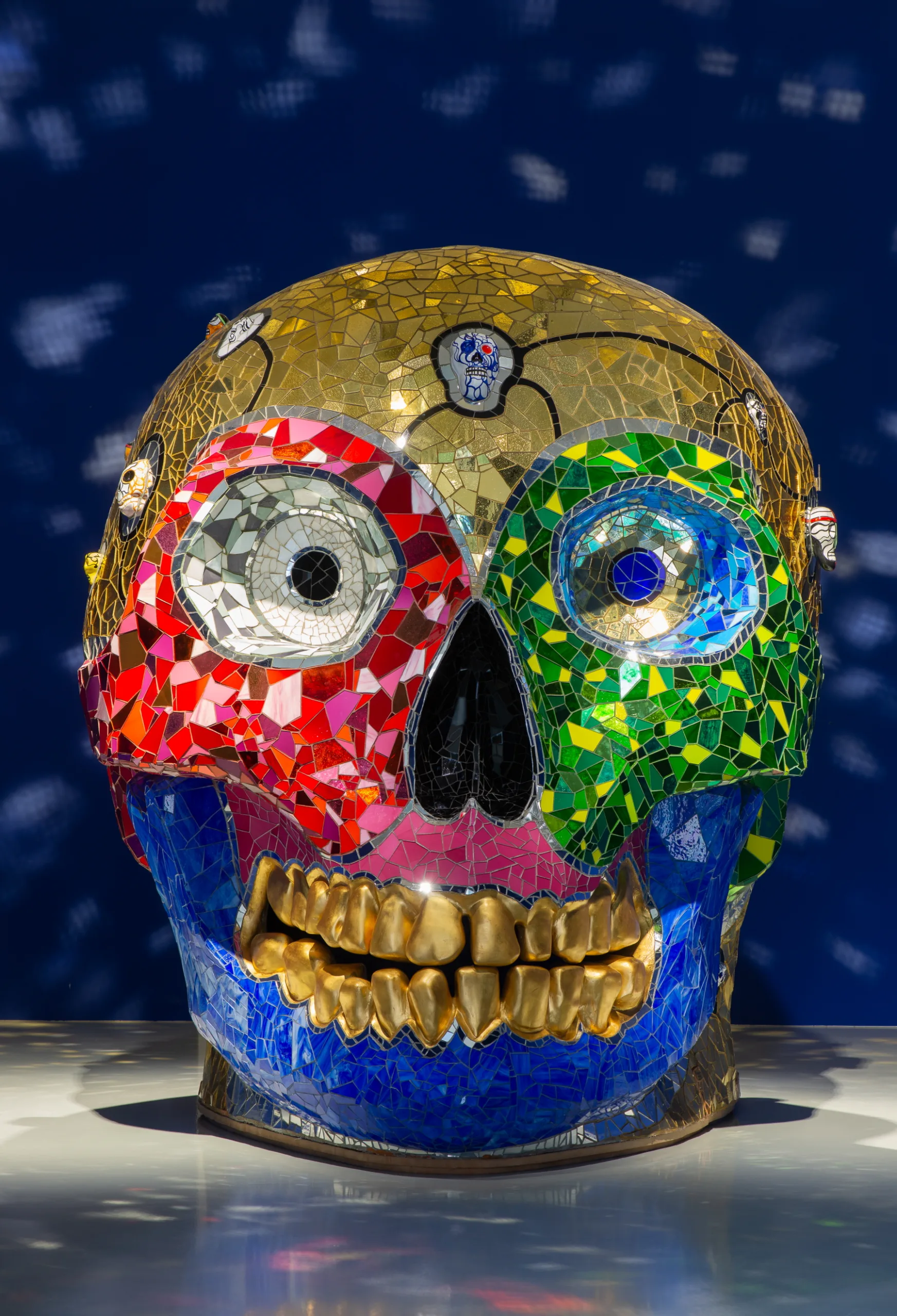 Niki de Saint Phalle, Skull, Meditation Room, 1990, 230 x 310 x 210 cm, Sprengel Museum Hannover, Hannover, Schenkung Niki de Saint Phalle (2000); © Niki Charitable Art Foundation, Foto: Herling/Herling/Werner, Sprengel Museum Hannover