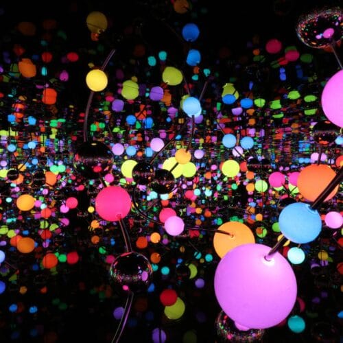 Yayoi Kusama, Infinity Mirrored Room – The Eternally Infinite Light of the Universe Illuminating the Quest for Truth, 2020, Holz, Metall, Glasspiegel, Kunststoff, Acrylplatte, Gummi, LED-Beleuchtungssystem, Schaumstoffkugeln, Edelstahlkugeln, 296 x 622,4 x 622,4 cm, LAS Art Foundation, © Yayoi Kusama