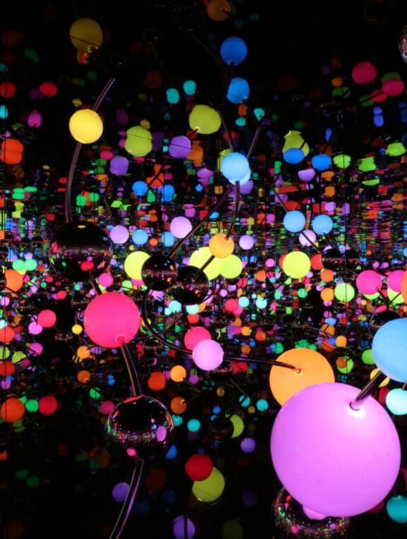 Yayoi Kusama, Infinity Mirrored Room – The Eternally Infinite Light of the Universe Illuminating the Quest for Truth, 2020, Holz, Metall, Glasspiegel, Kunststoff, Acrylplatte, Gummi, LED-Beleuchtungssystem, Schaumstoffkugeln, Edelstahlkugeln, 296 x 622,4 x 622,4 cm, LAS Art Foundation, © Yayoi Kusama