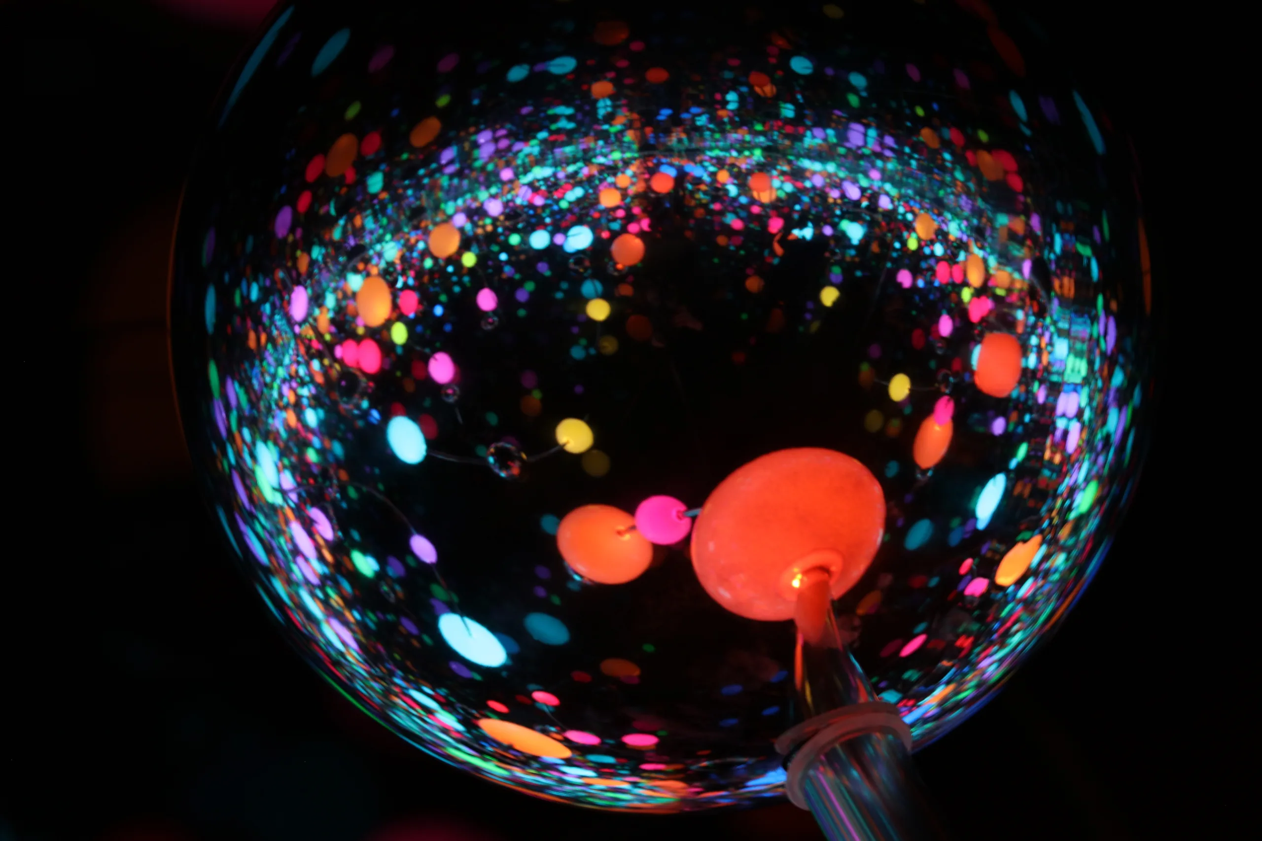 Yayoi Kusama, Infinity Mirrored Room – The Eternally Infinite Light of the Universe Illuminating the Quest for Truth, 2020, Holz, Metall, Glasspiegel, Kunststoff, Acrylplatte, Gummi, LED-Beleuchtungssystem, Schaumstoffkugeln, Edelstahlkugeln, 296 x 622,4 x 622,4 cm, LAS Art Foundation, © Yayoi Kusama