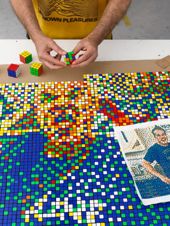 Triple Trouble met Shepard Fairey, Damien Hirst en Invader