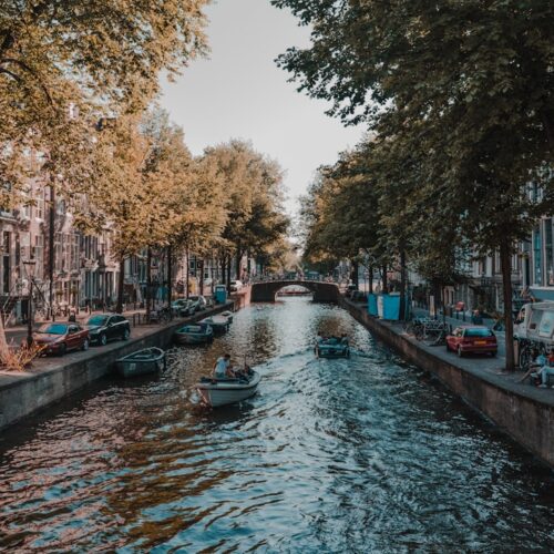 Als het regent in Amsterdam: De fijnste manieren om toch een spectaculaire avond te hebben